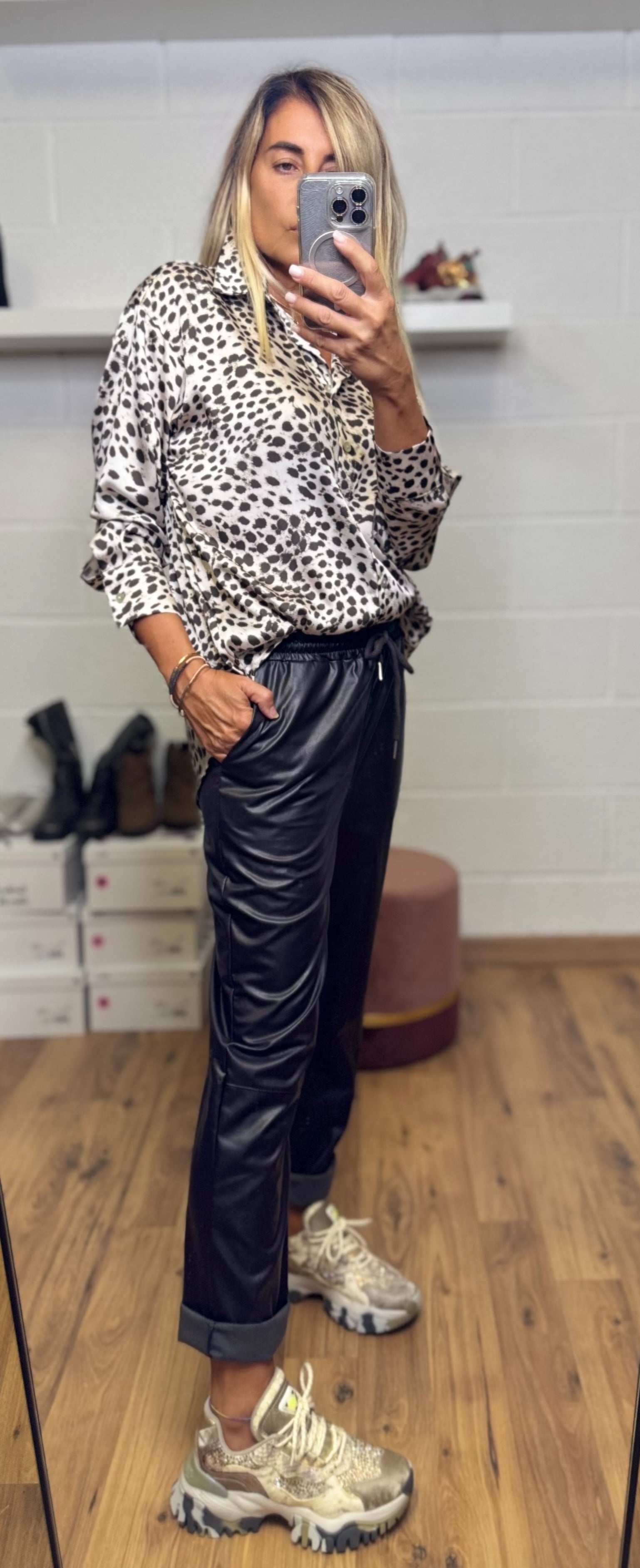 Le Streghe. Pantalone ecopelle nero-60%