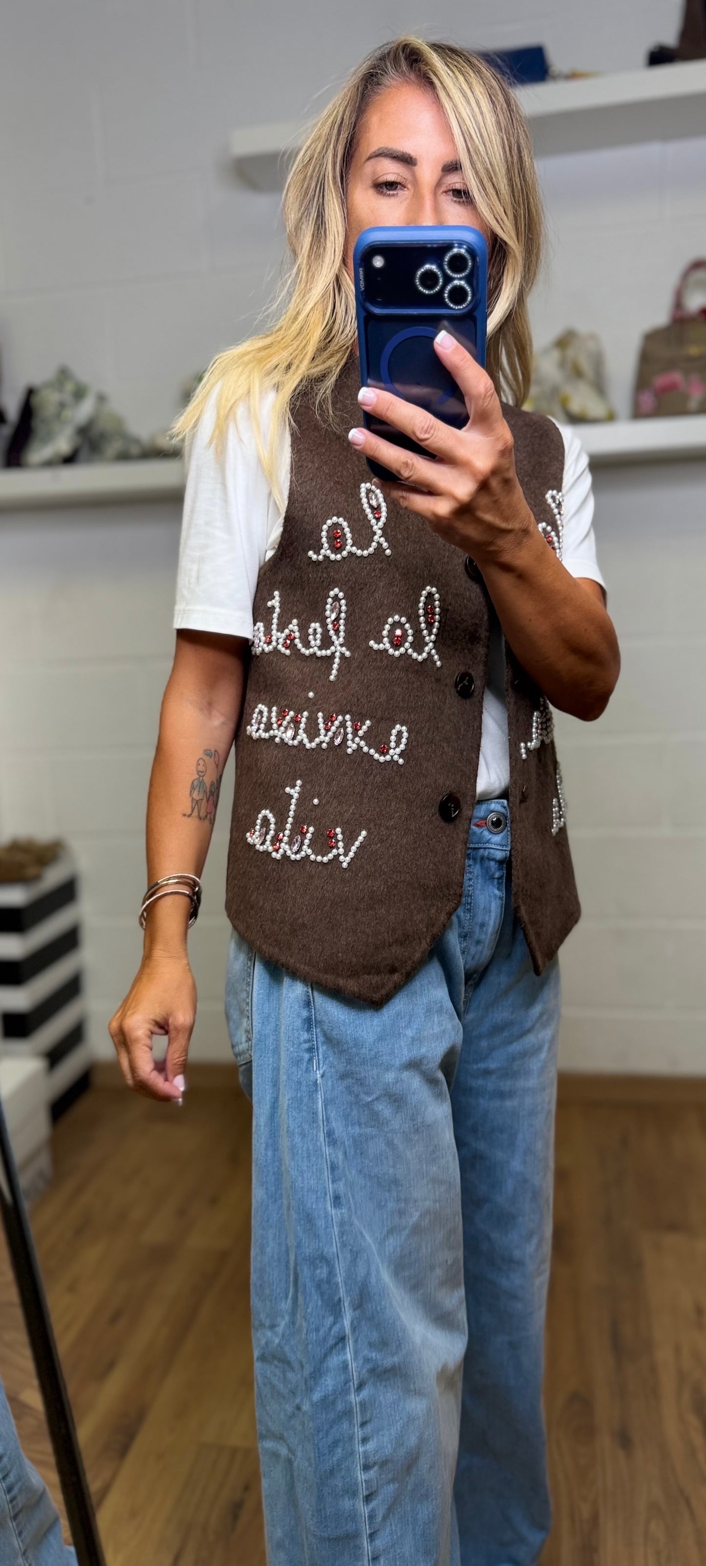 Front Street. Gilet marrone con scritte gioiello