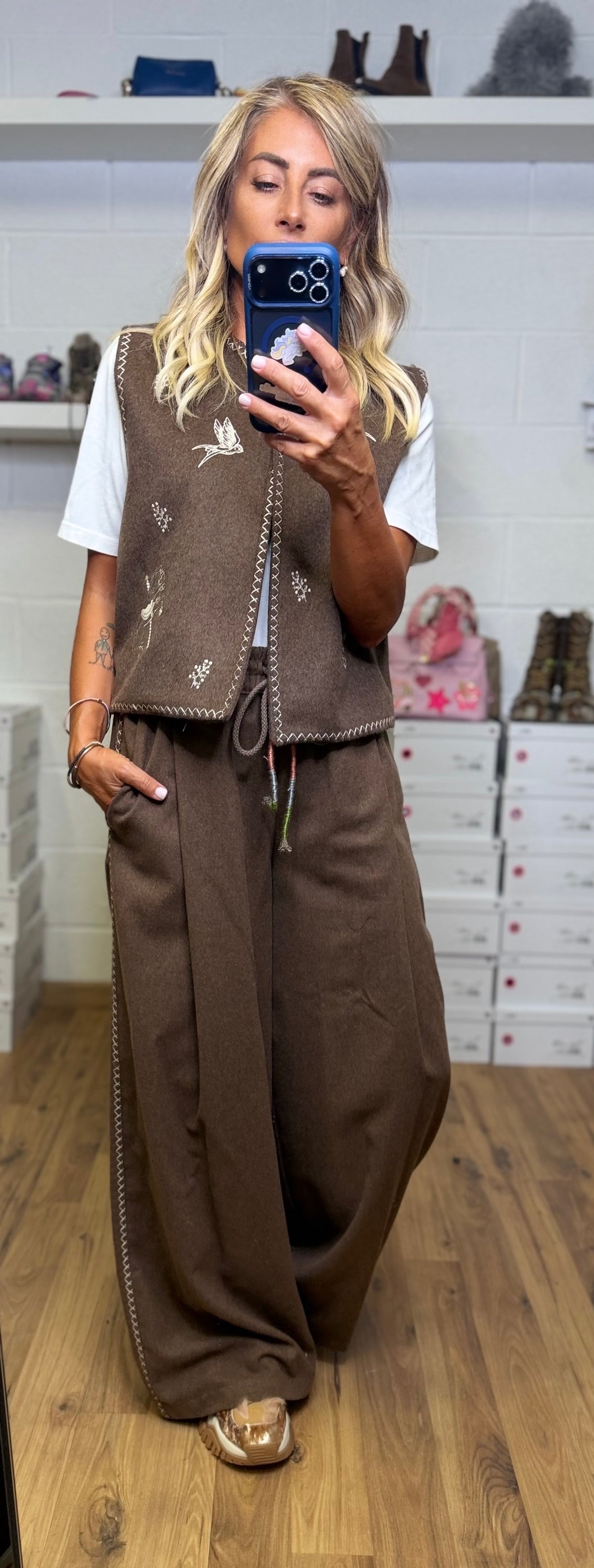 Front Street. Gilet ricamato cioccolato