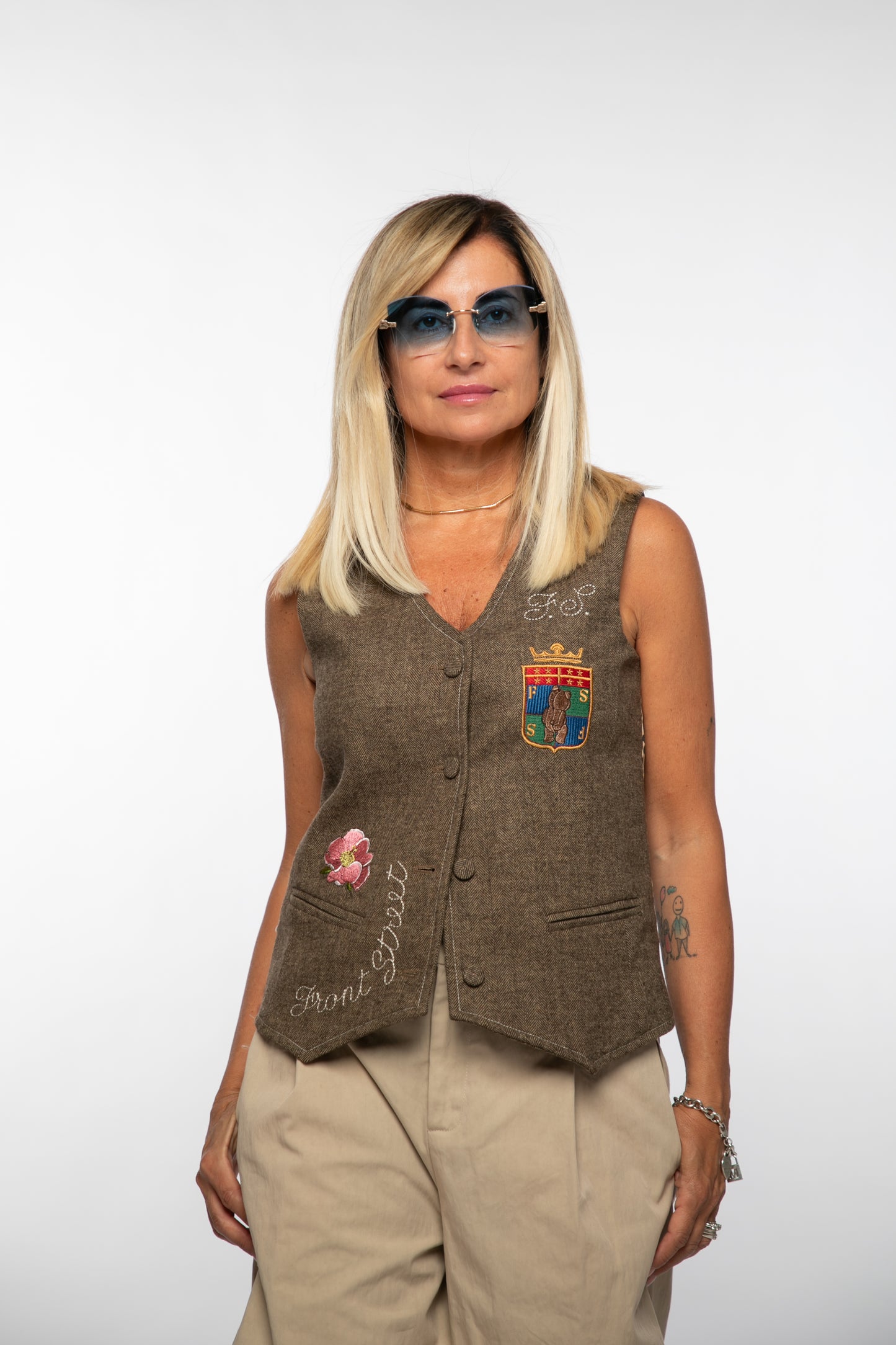 Front street. Gilet spigato