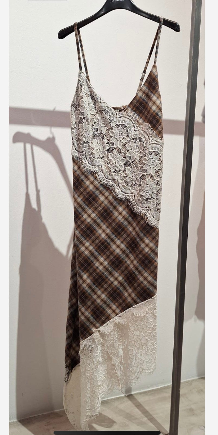 Le Streghe. Abito midi con pizzo-60%
