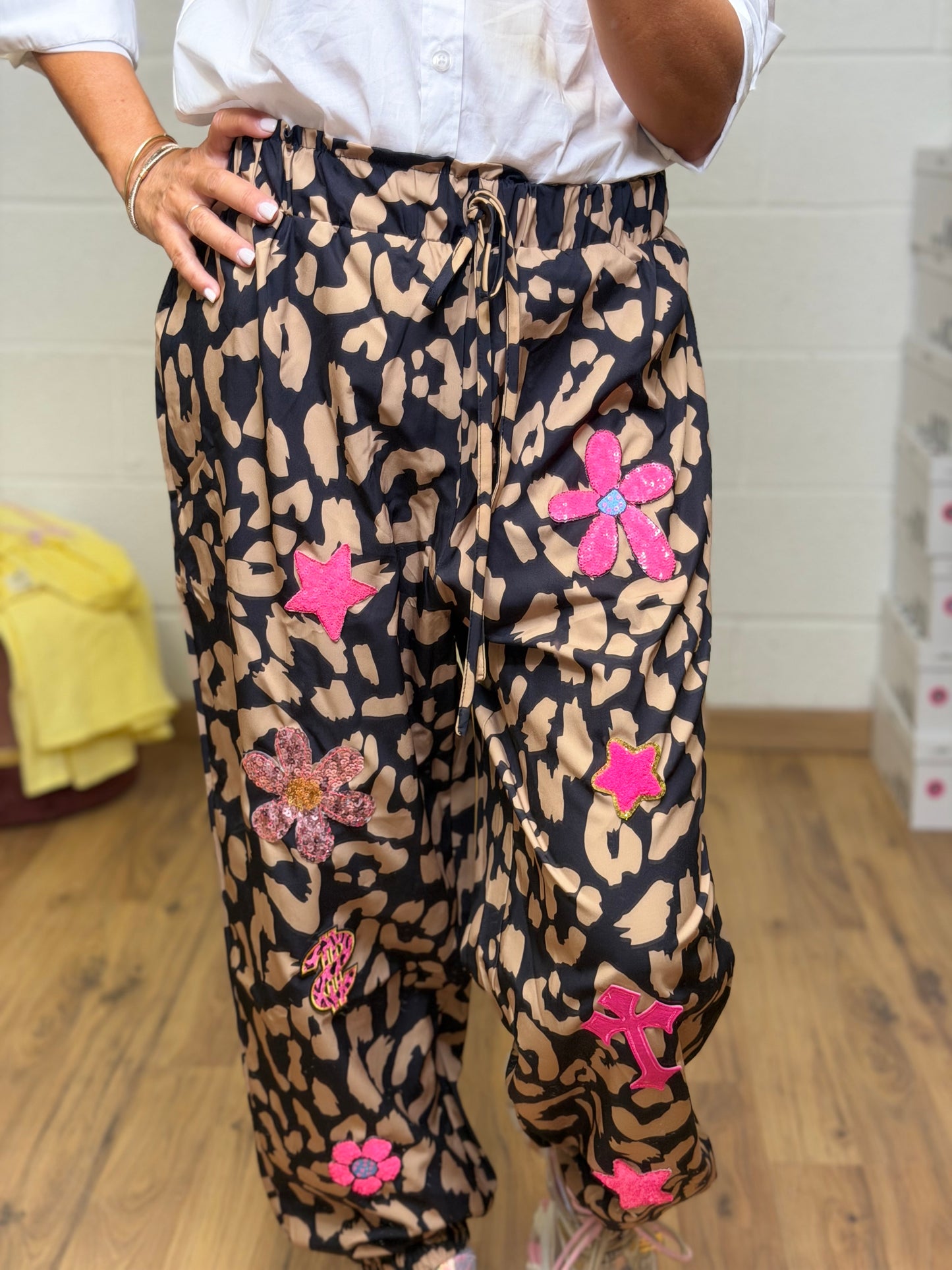 ABpink. Pantalone animalier con applicazioni – Pezzo Unico