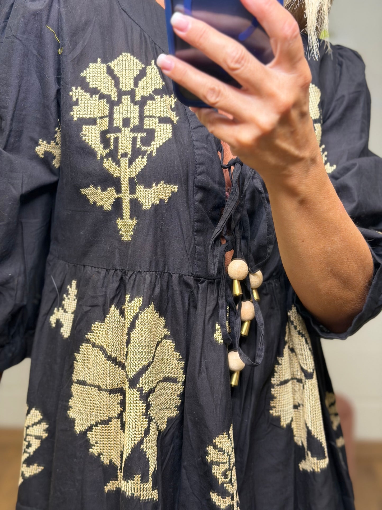 Abpink. Abito Midi Boho-Chic con Ricami Oro e Nappine – Nero