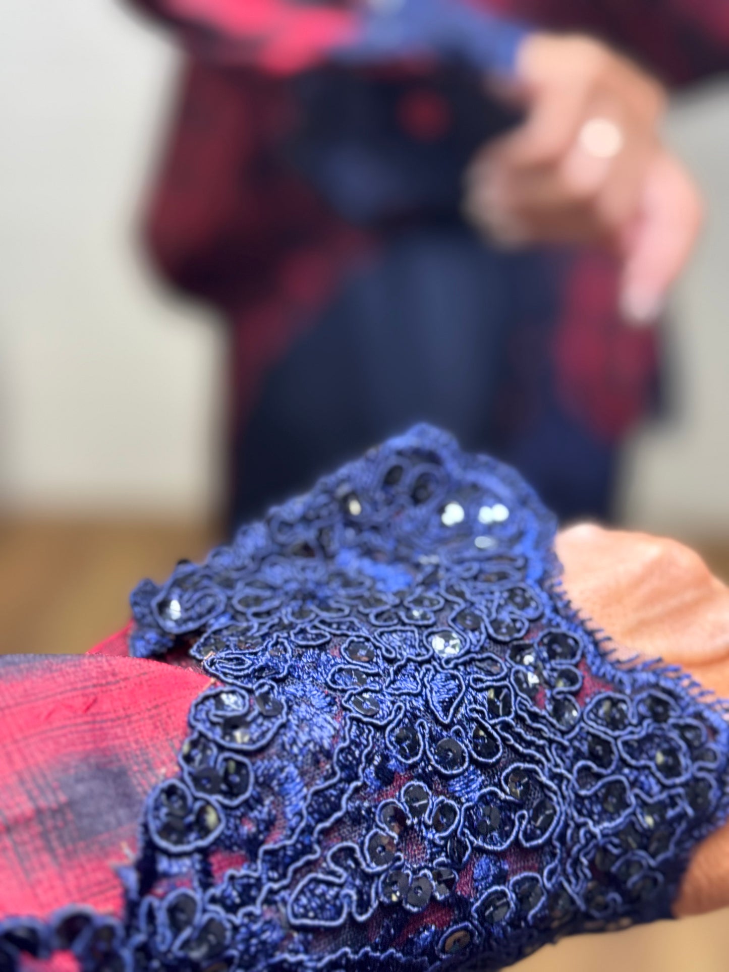 Mimietmama. Camicia tartan rosso con pizzo e dettagli gioiello