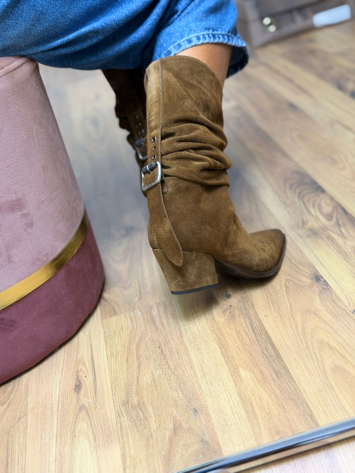 Ducanero. Stivale in suede con fibbia