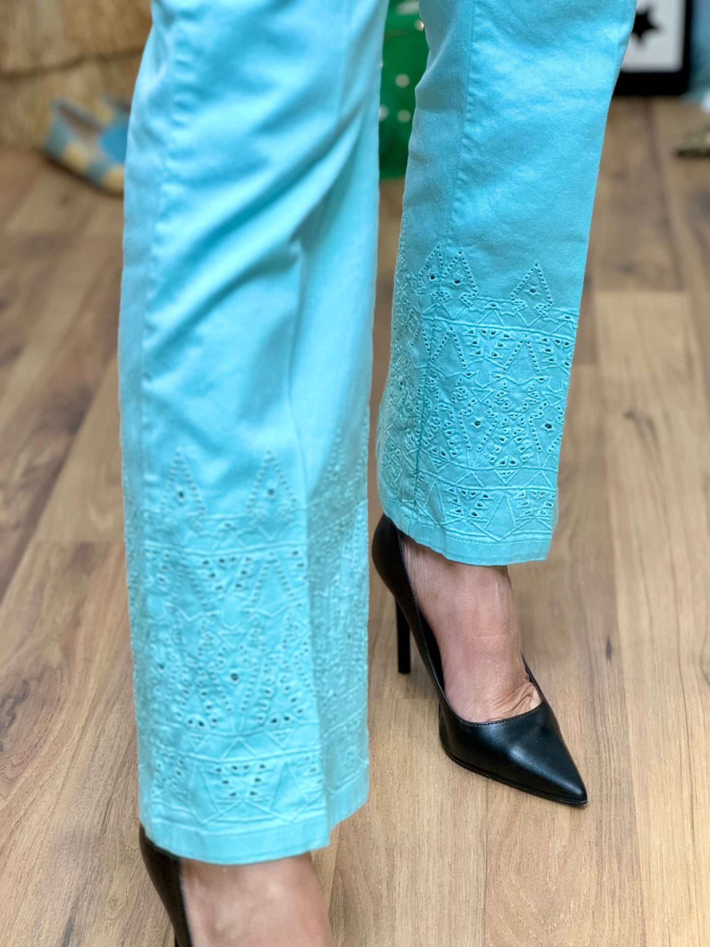 I love my pants. Pants verde tiffany