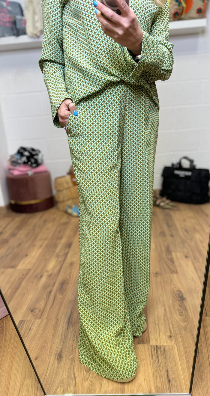 Eva Boutique 21, Attic and barn. Pantalone verde