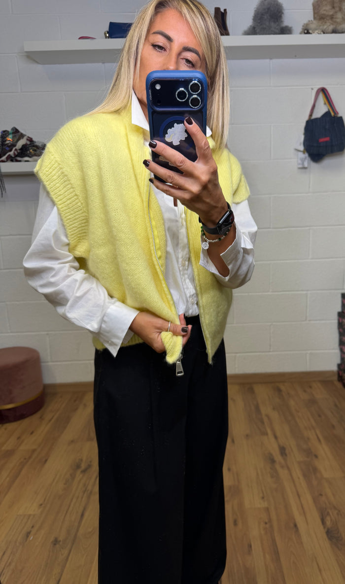 Eva Boutique 21, Emma red. Gilet in maglia giallo luminoso con zip