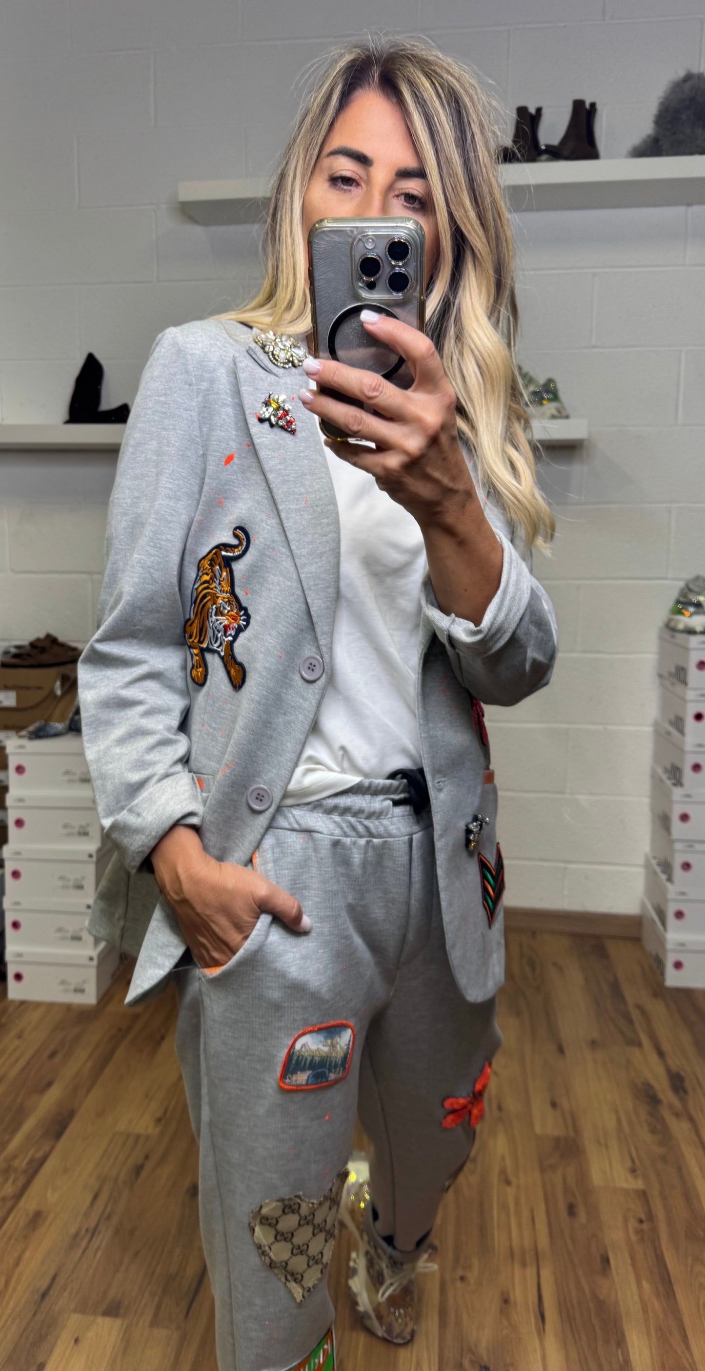 AB Pink. Completo grigio con patch arancio
