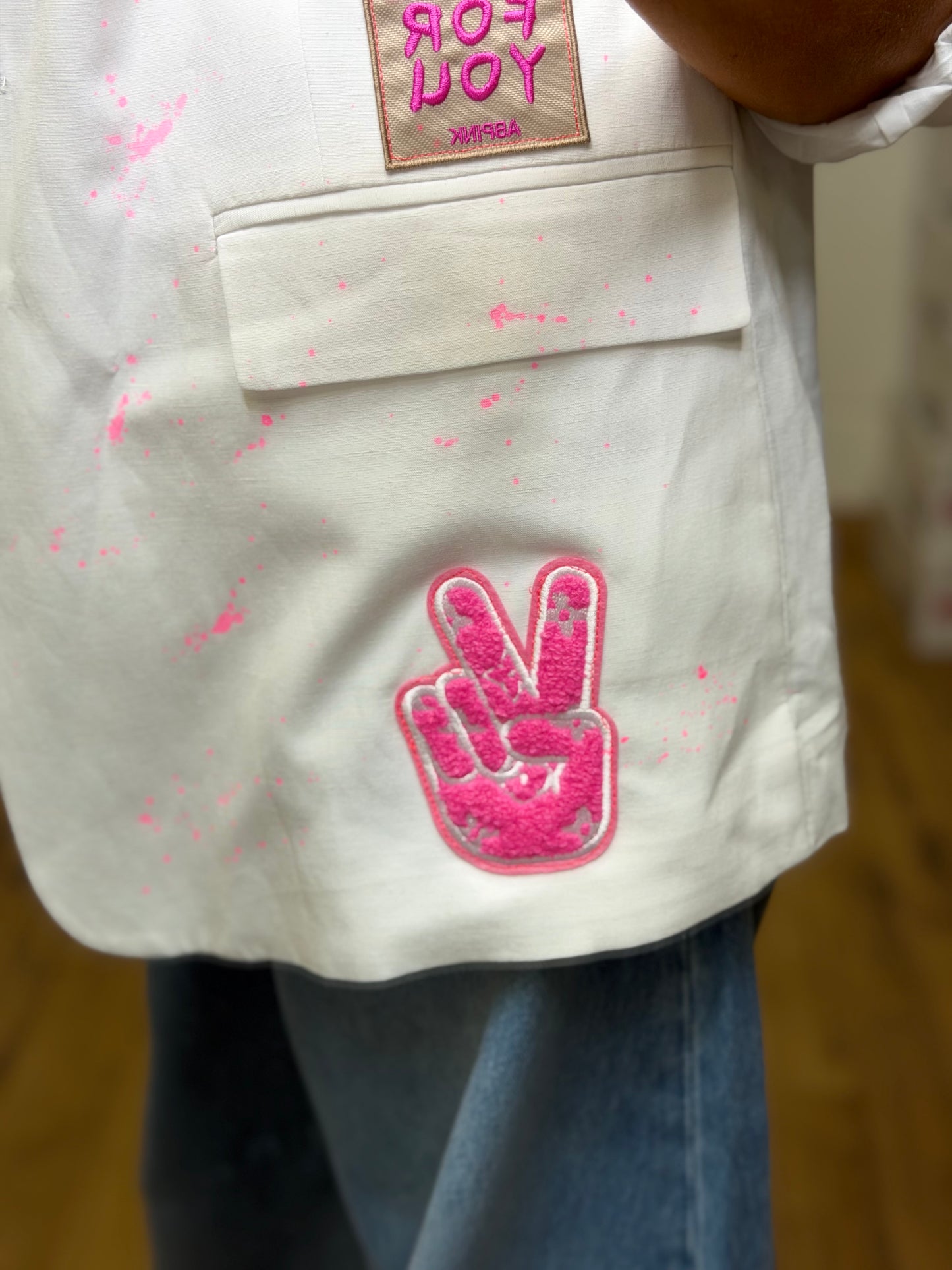Abpink. Blazer Bianco Custom con Dettagli Fluo e Patch Pop