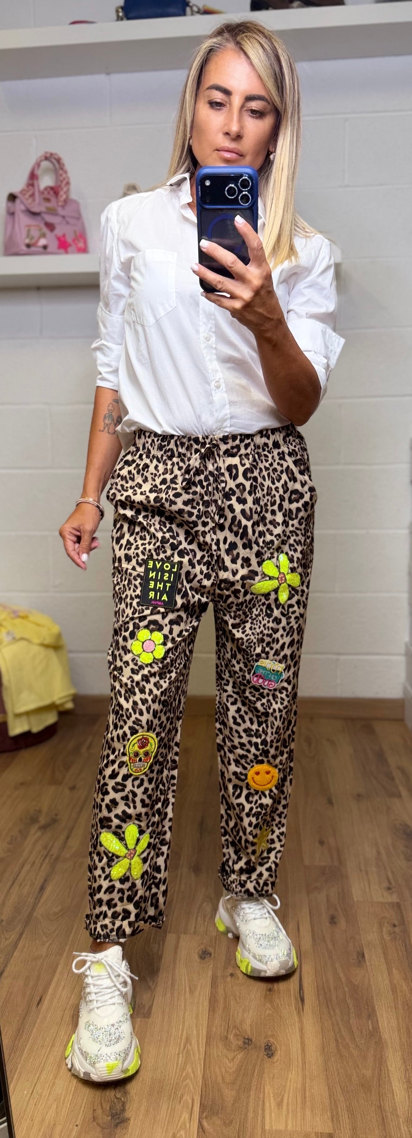 Abpink. Pantalone animalier con applicazioni