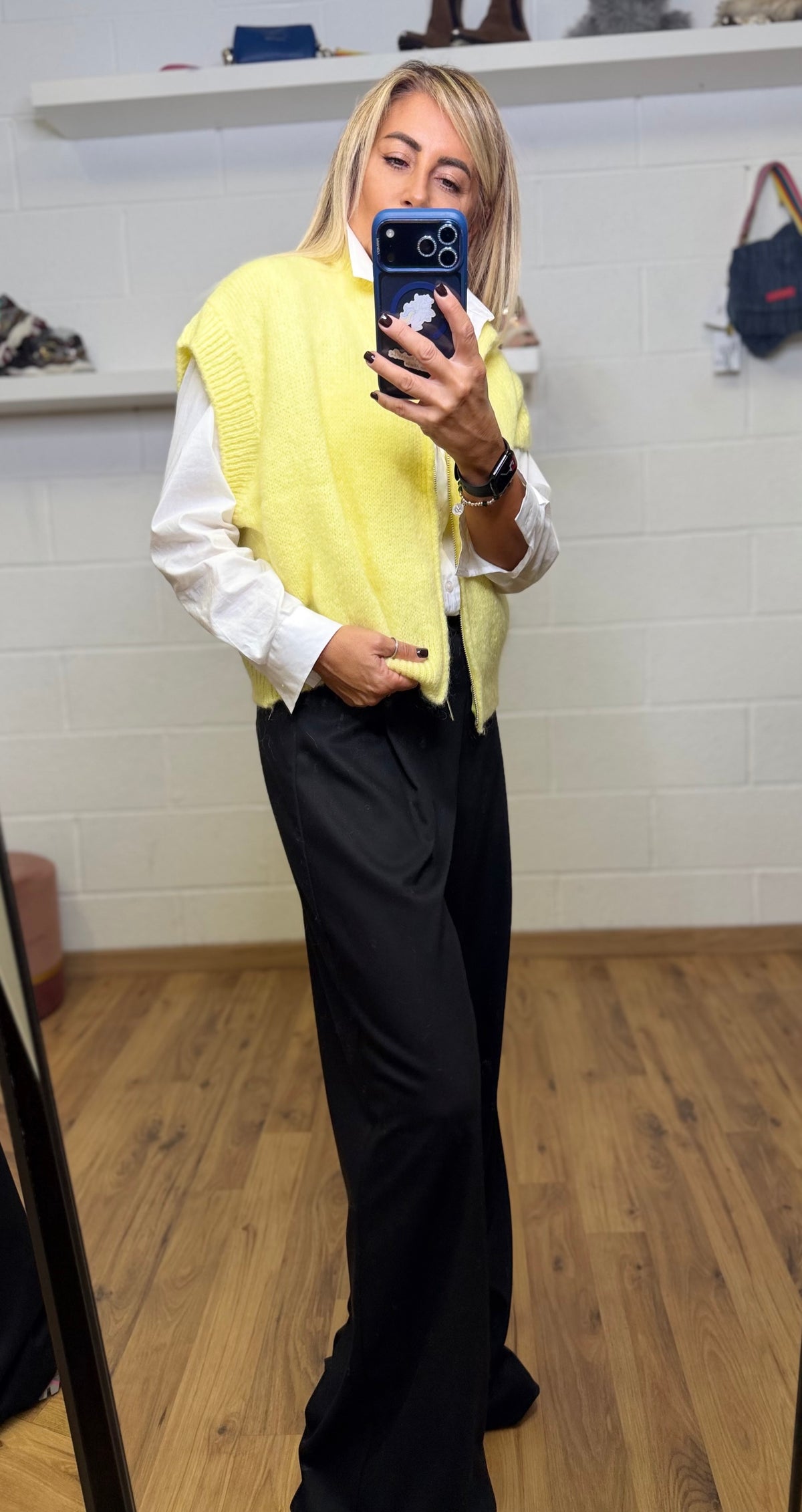 Emma red. Gilet in maglia giallo luminoso con zip