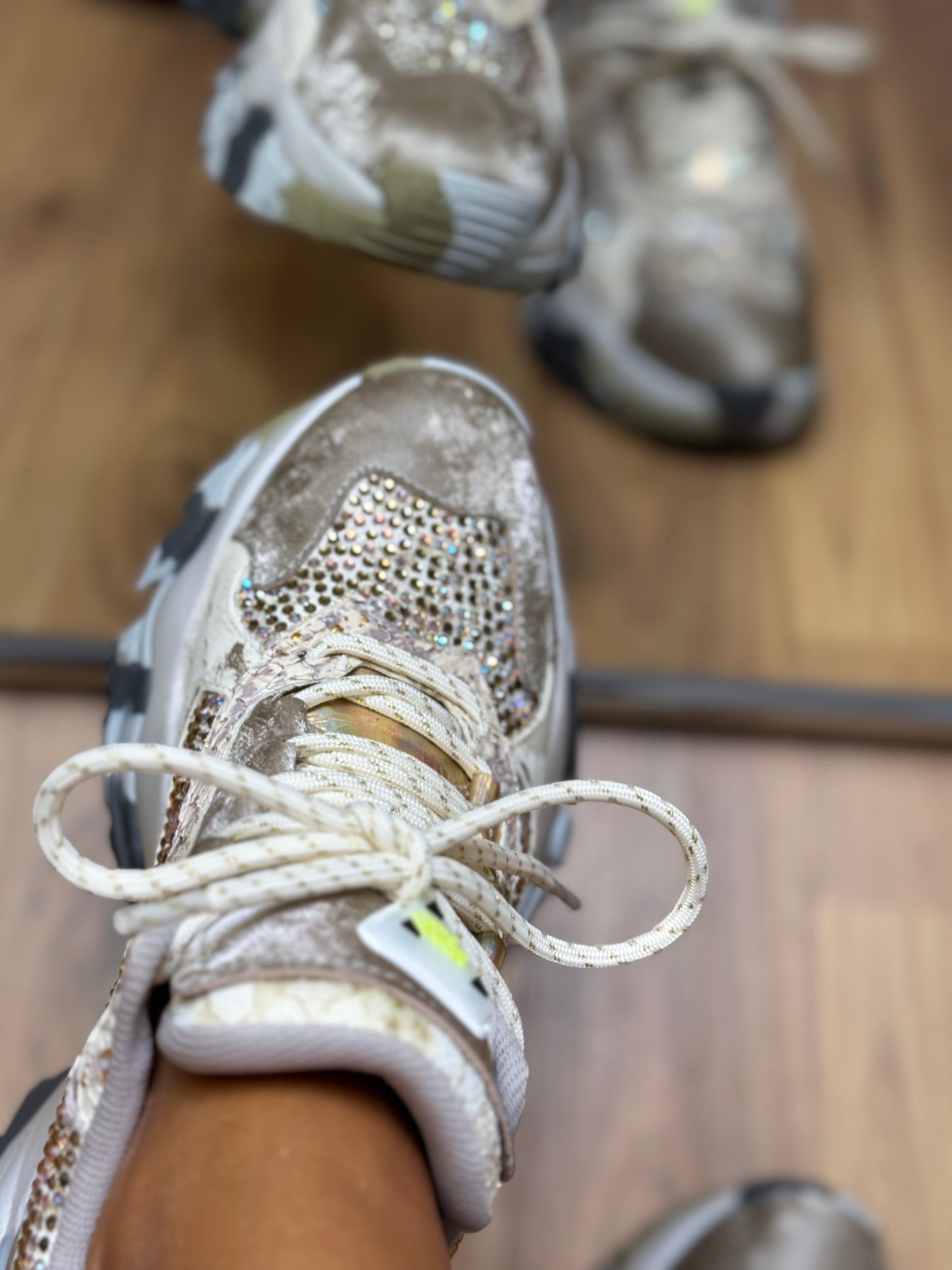 Joia Paris. Sneakers con swarosky