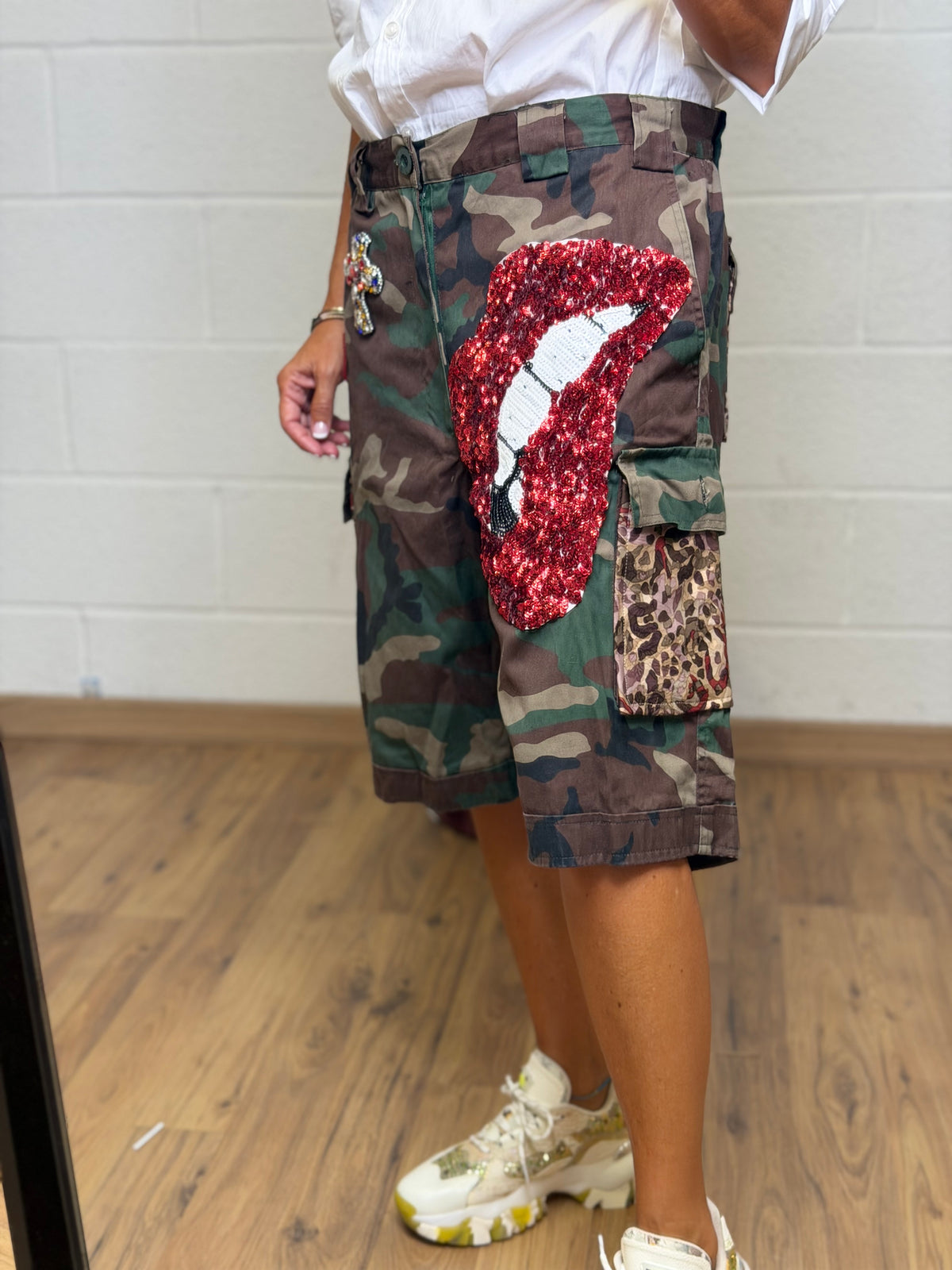 Abpink. Bermuda camouflage con patch gioiello