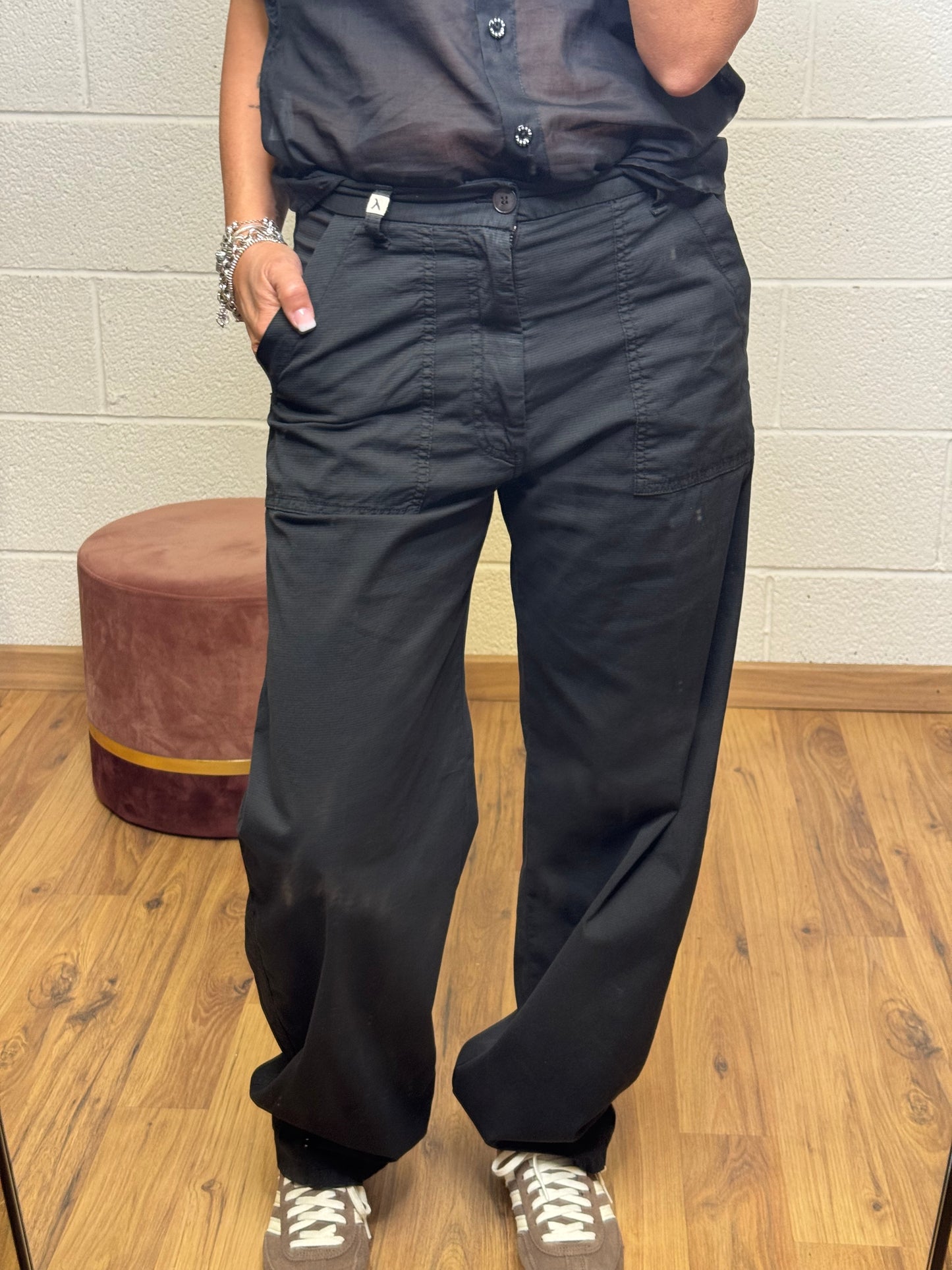 Myths. Pantalone nero