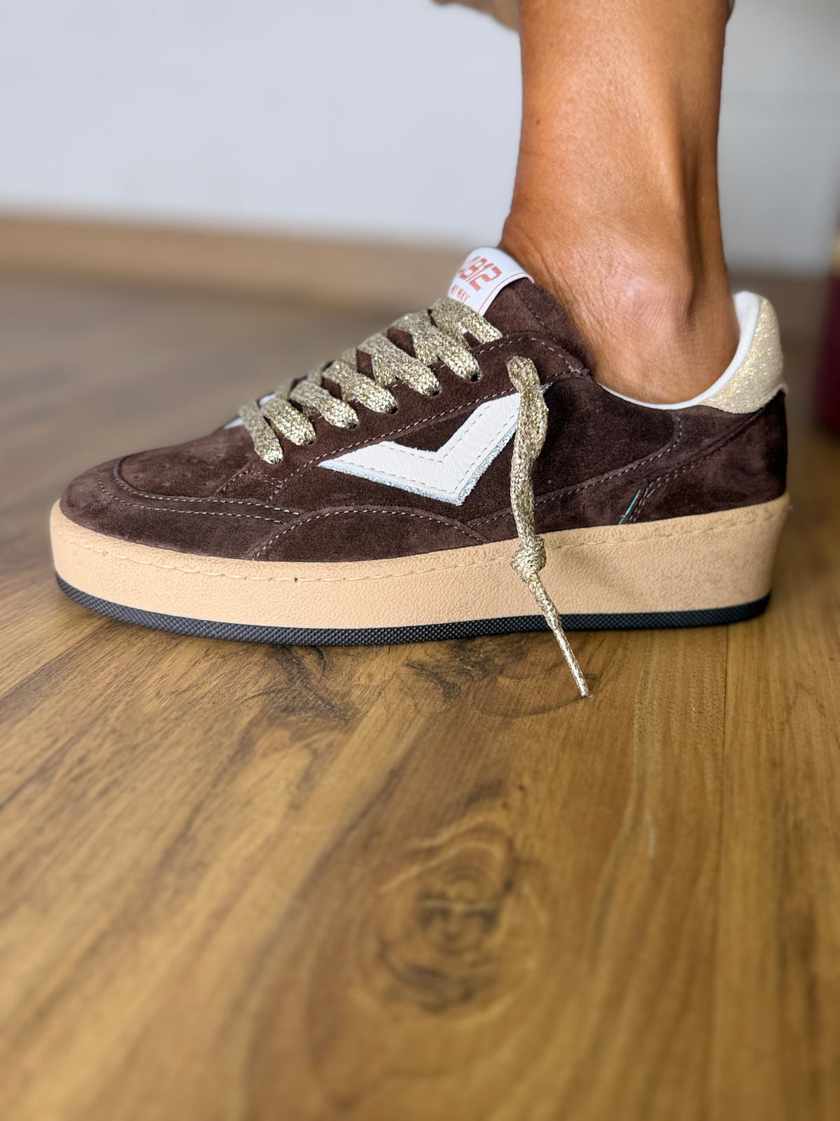 4B12. Sneakers cioccolato in suede