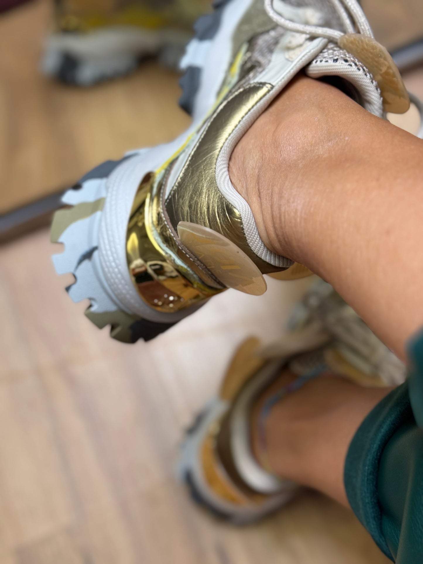 Joia Paris. Sneakers gold green