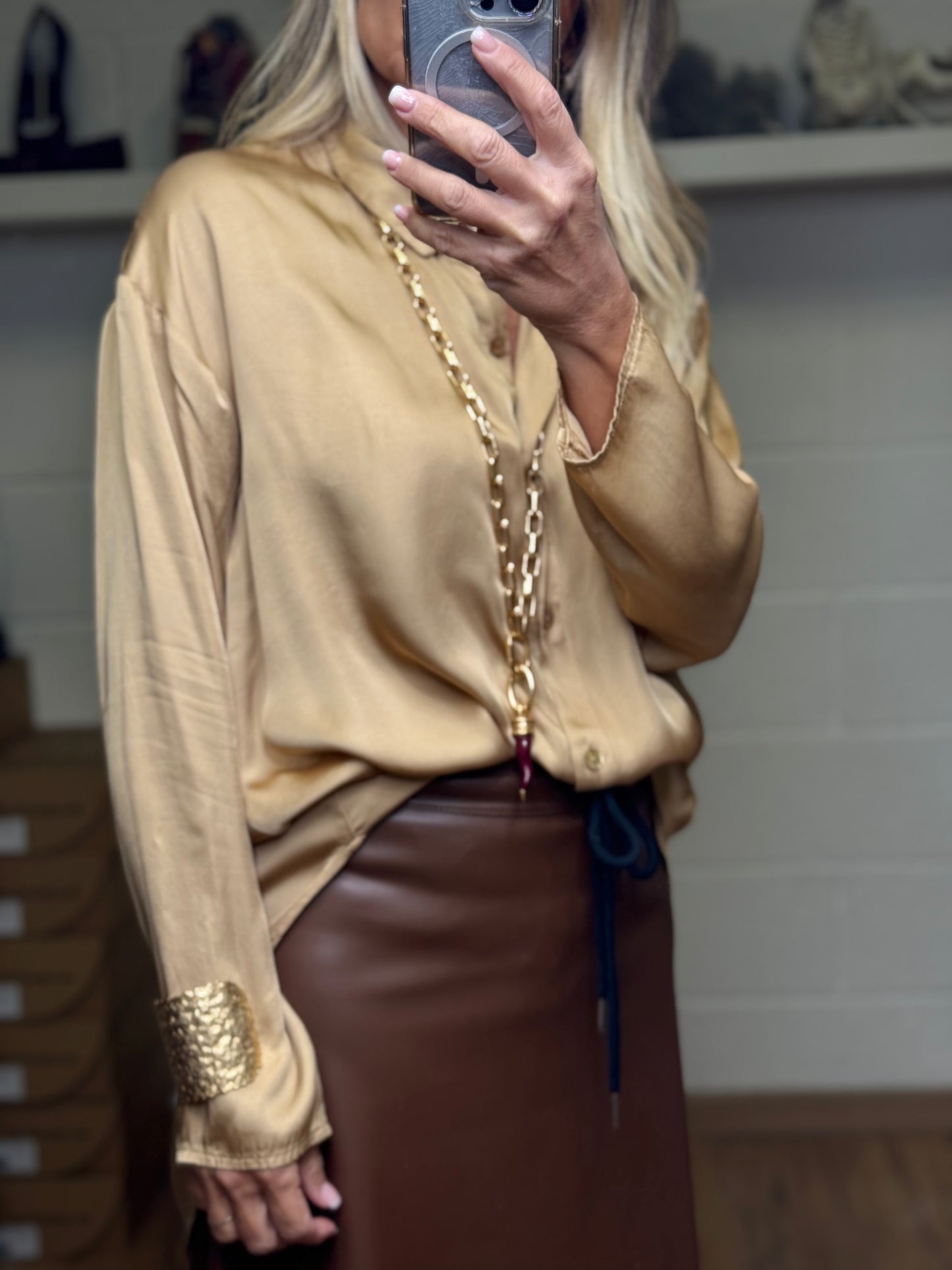 Le Streghe. Camicia in satin gold