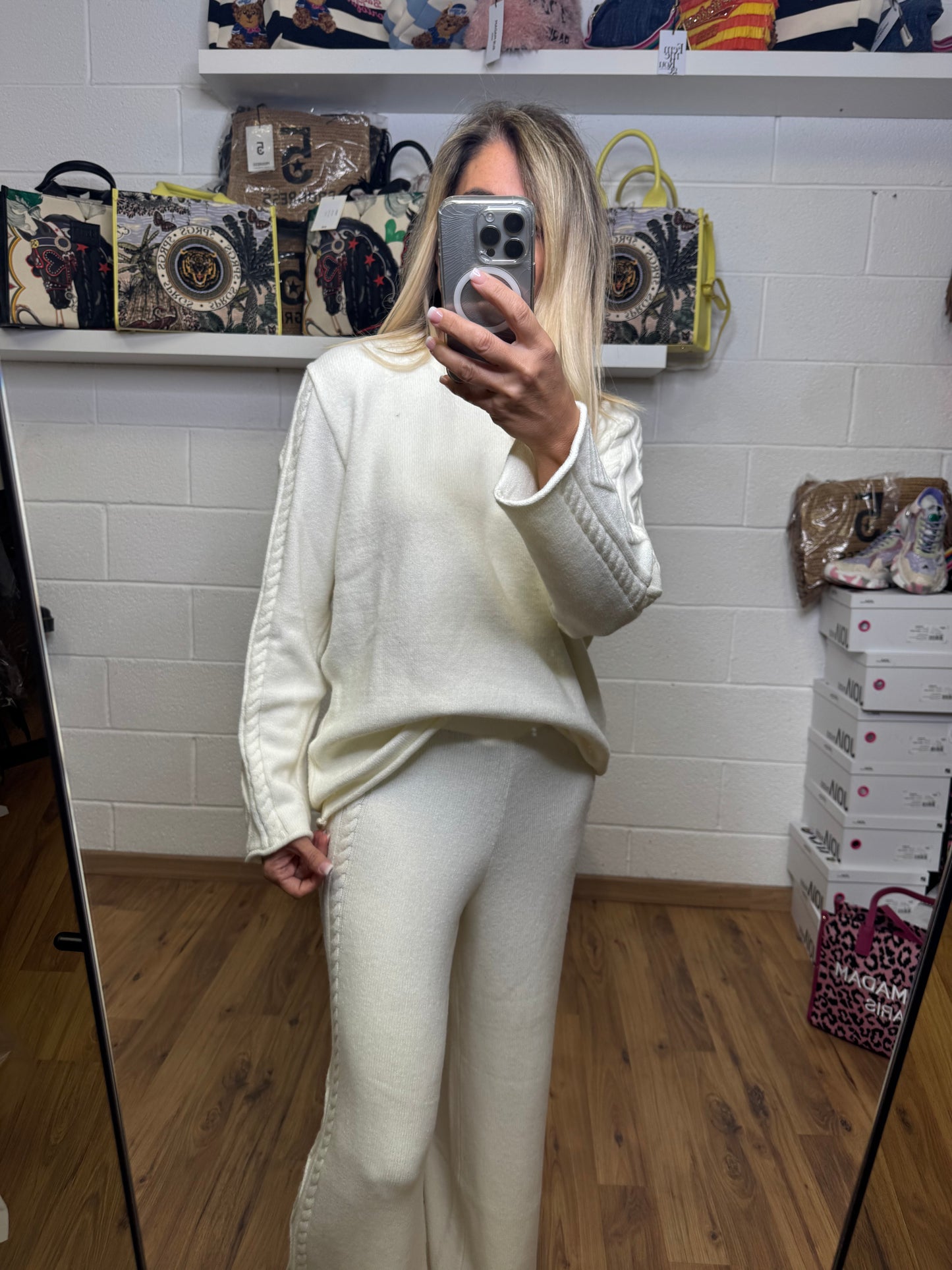Akep. Pull bianco