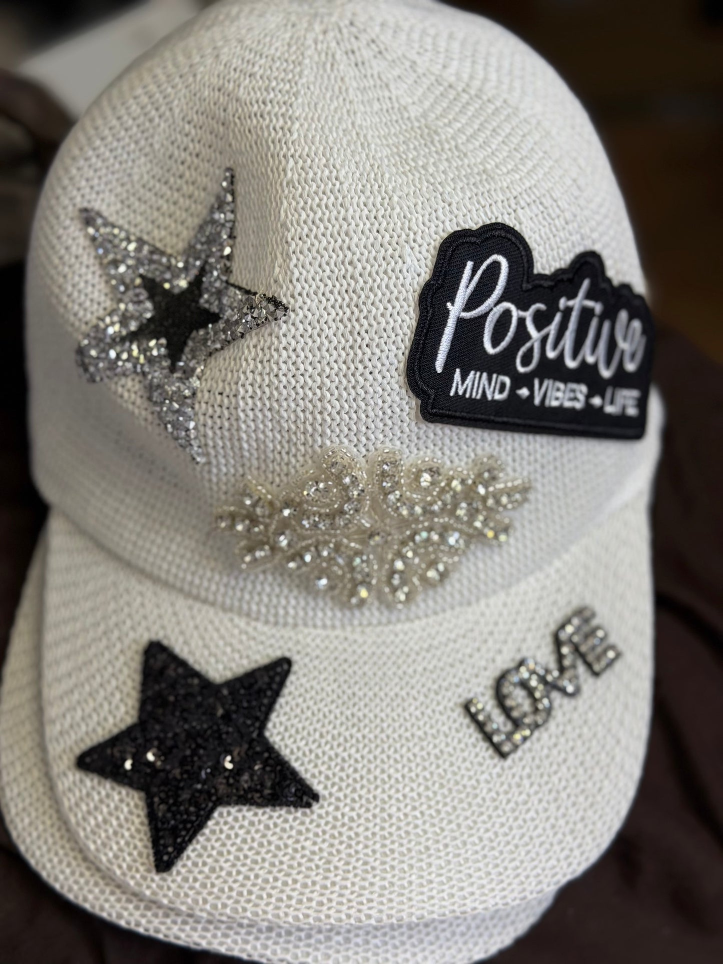 ABpink. Cappello bianco con dettagli unici
