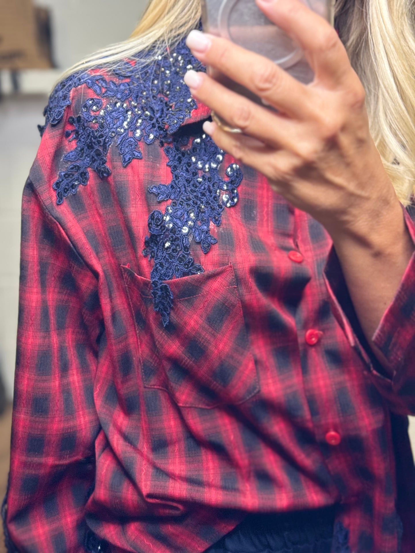 Mimietmama. Camicia tartan rosso con pizzo e dettagli gioiello