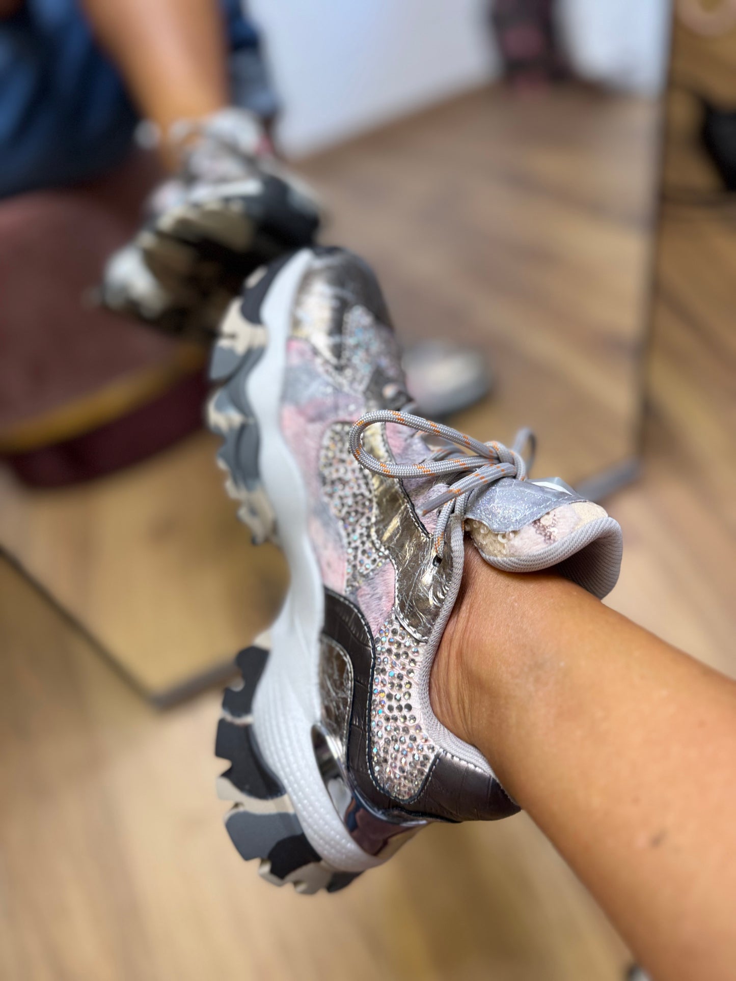 Joia Paris. Sneakers silver white
