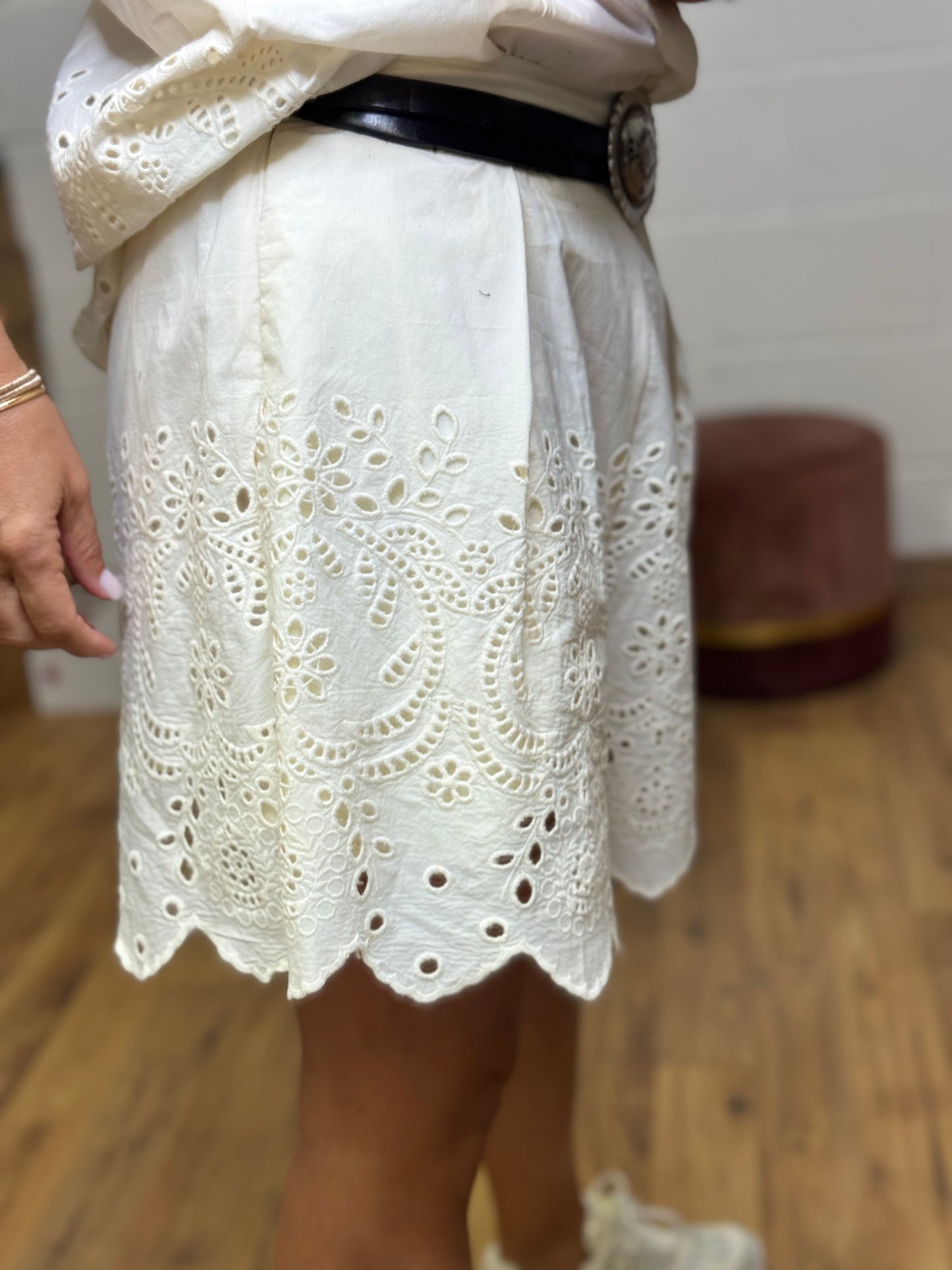 Front Street. Bermuda in cotone e pizzo sangallo-40%