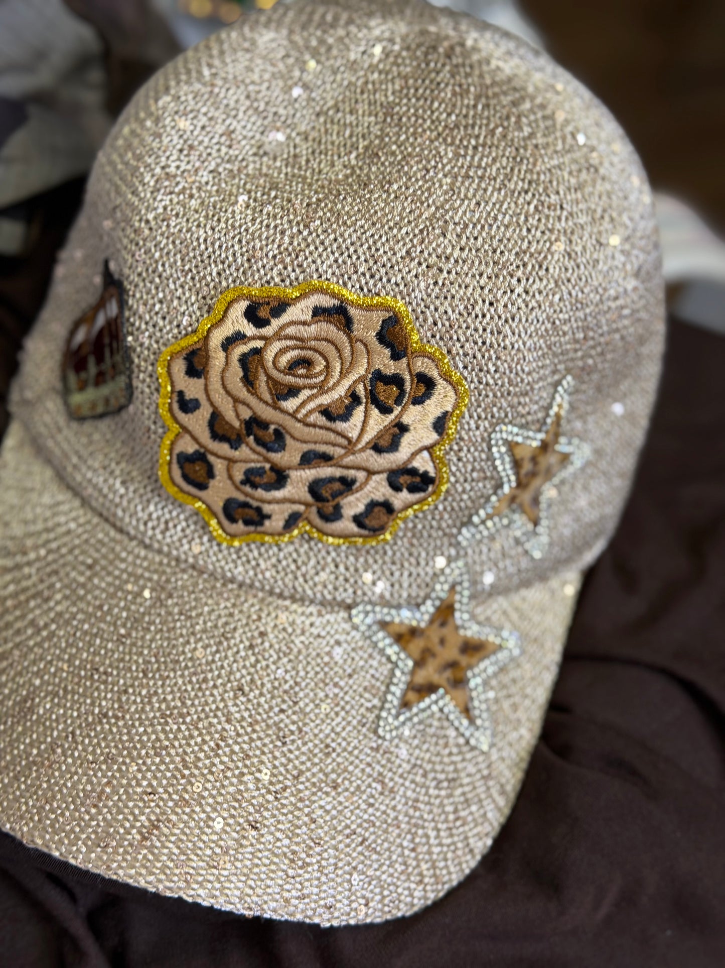 ABpink. Cappello intrecciato con dettagli unici