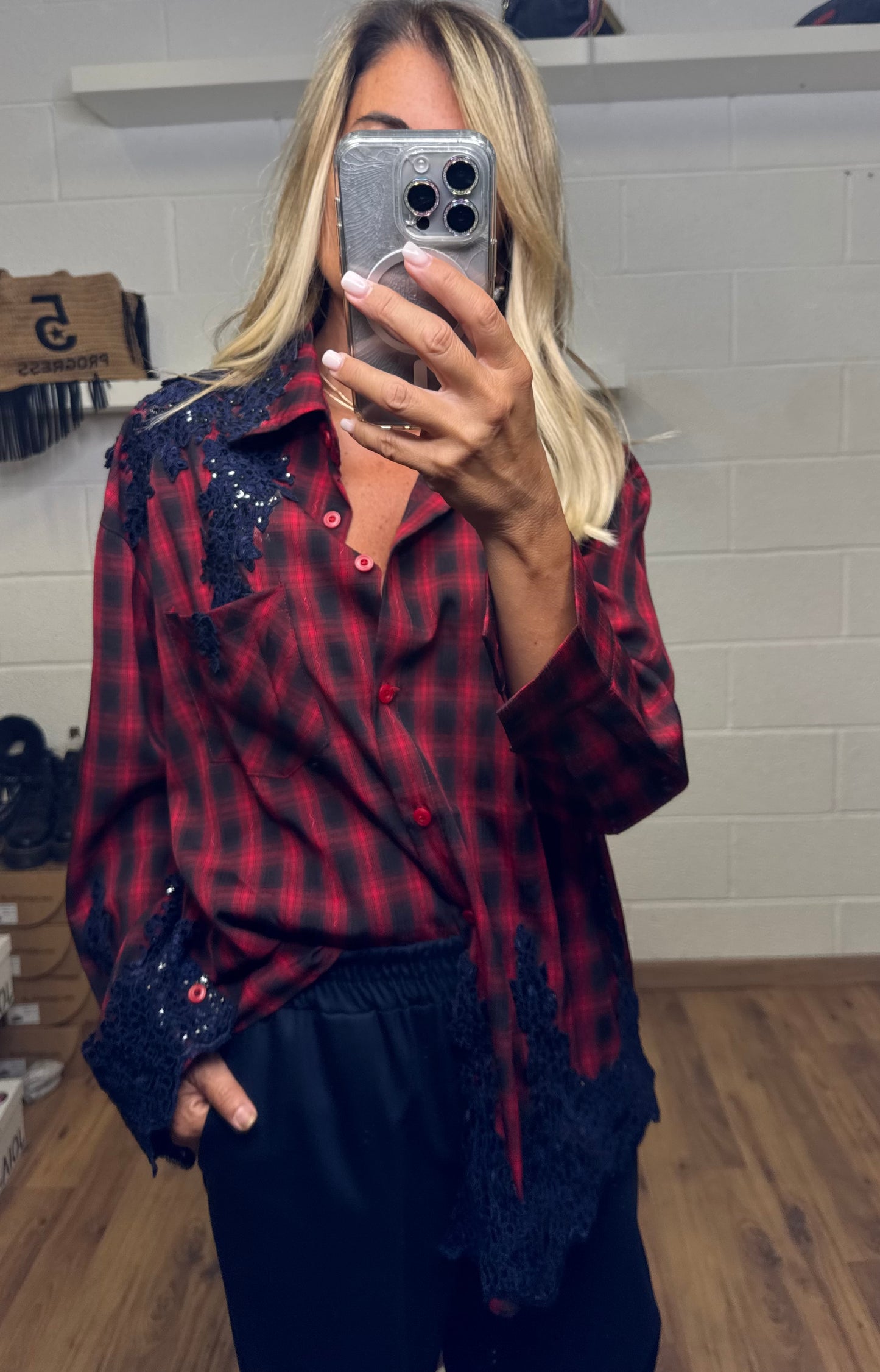 Mimietmama. Camicia tartan rosso con pizzo e dettagli gioiello