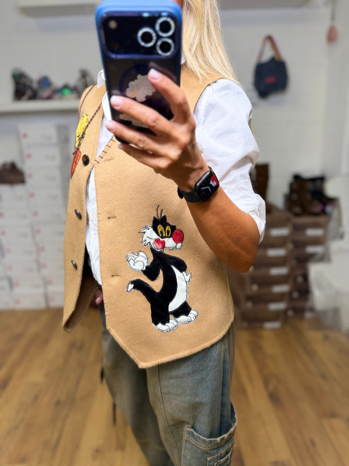 Front Street. Gilet ricamato cammello