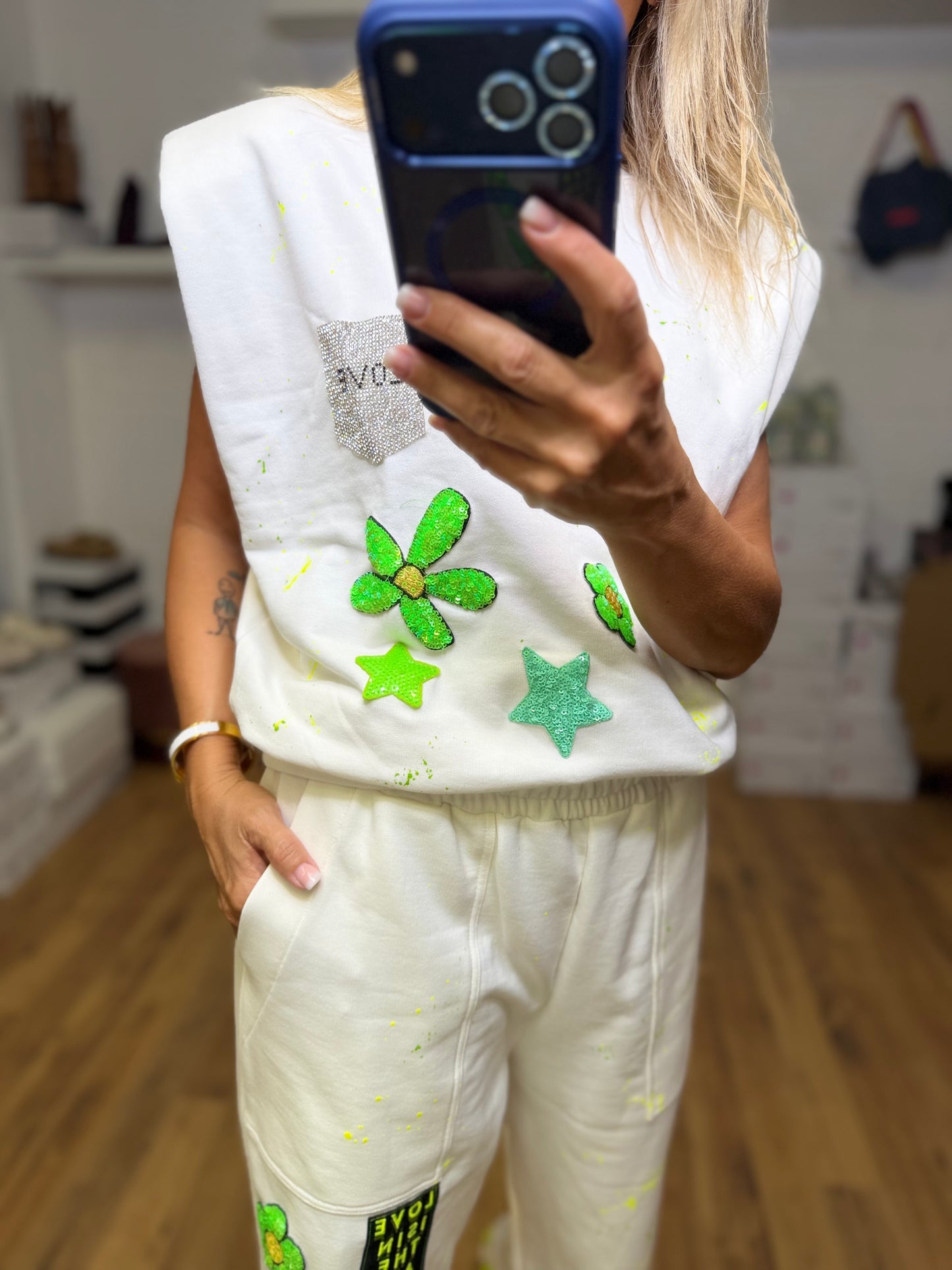 ABpink. Completo bianco fiori fluo