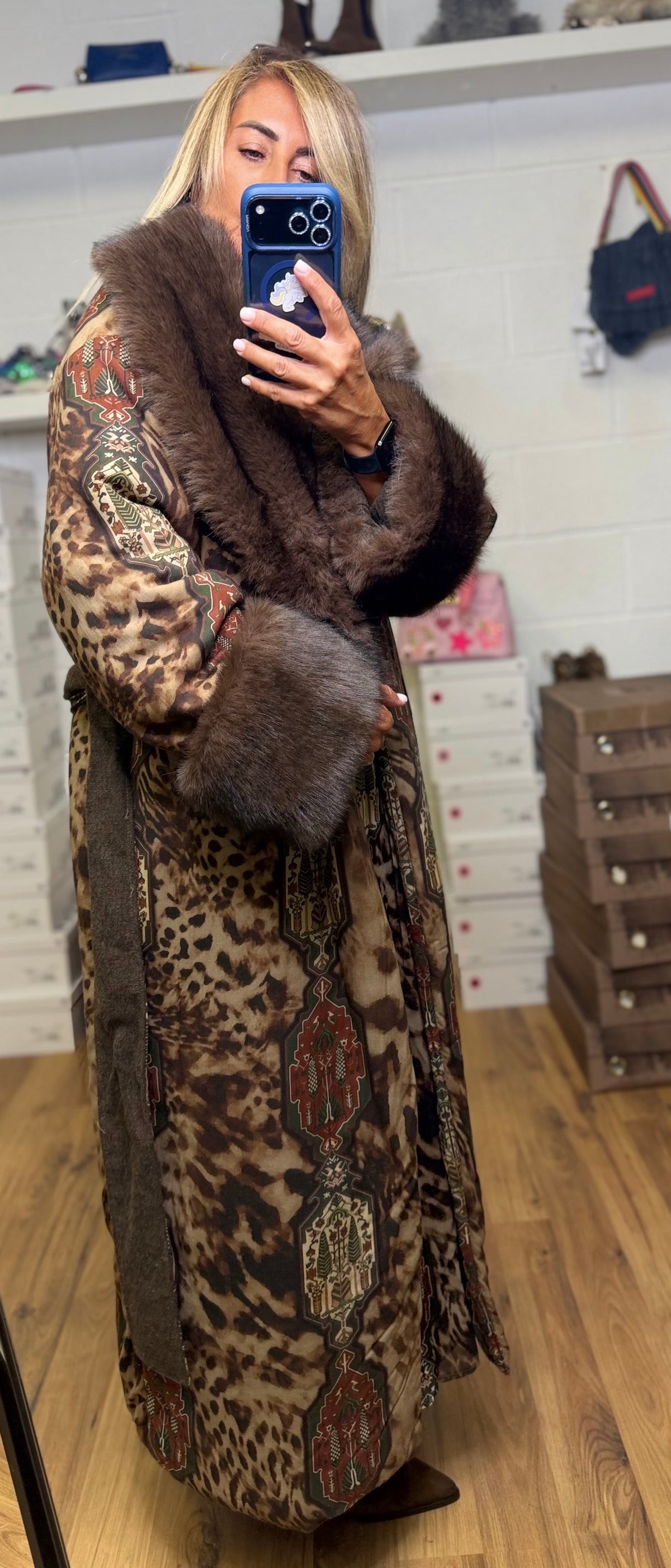Front Street. Cappotto lungo animalier con dettagli effetto pelliccia