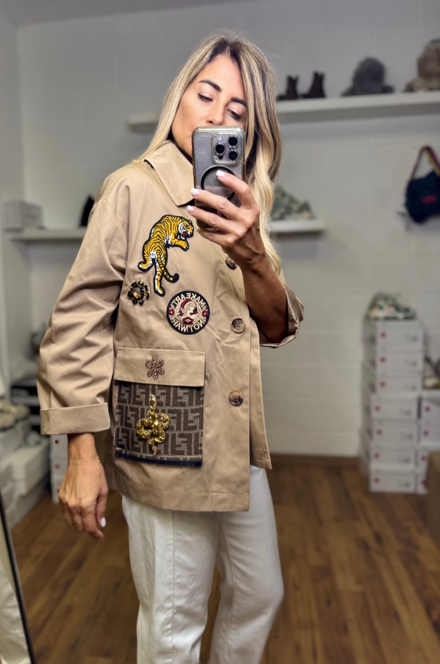 AB Pink . Chiarina beige con patch iconiche