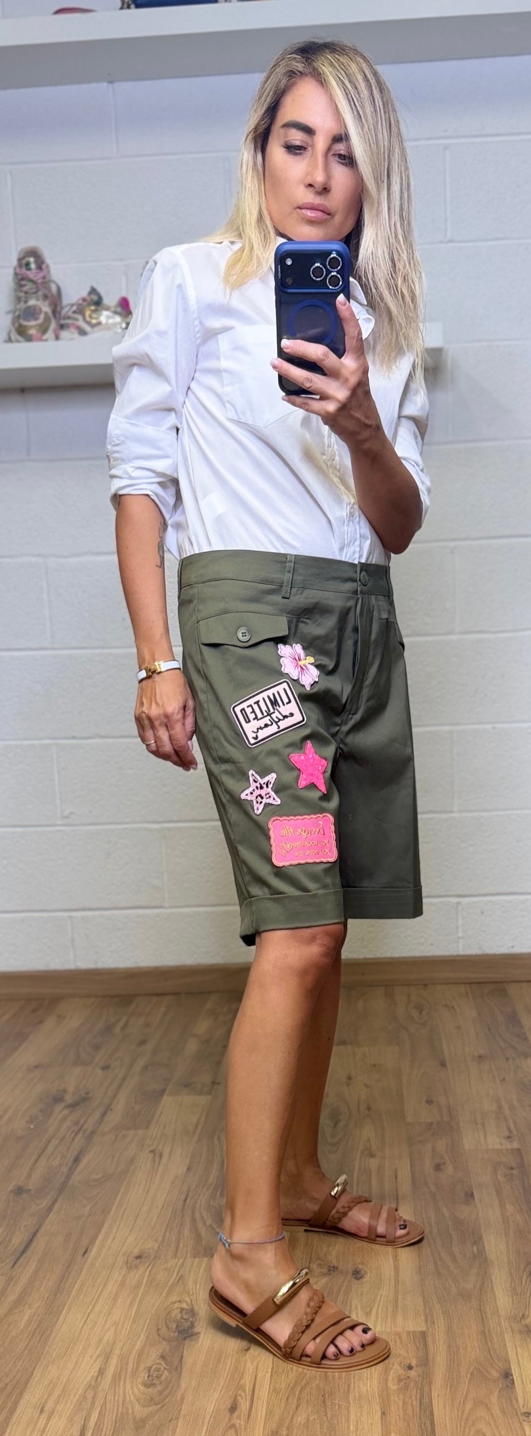 ABpink. Bermuda verde con patch