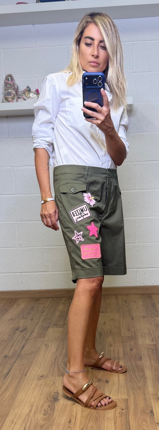 ABpink. Bermuda verde con patch
