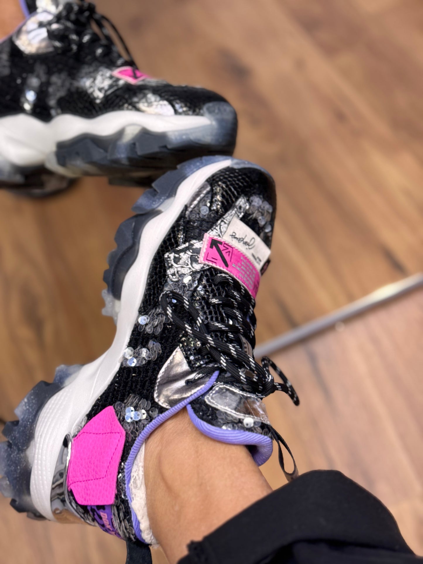 Joia Paris. Sneakers nera con dettagli fluo