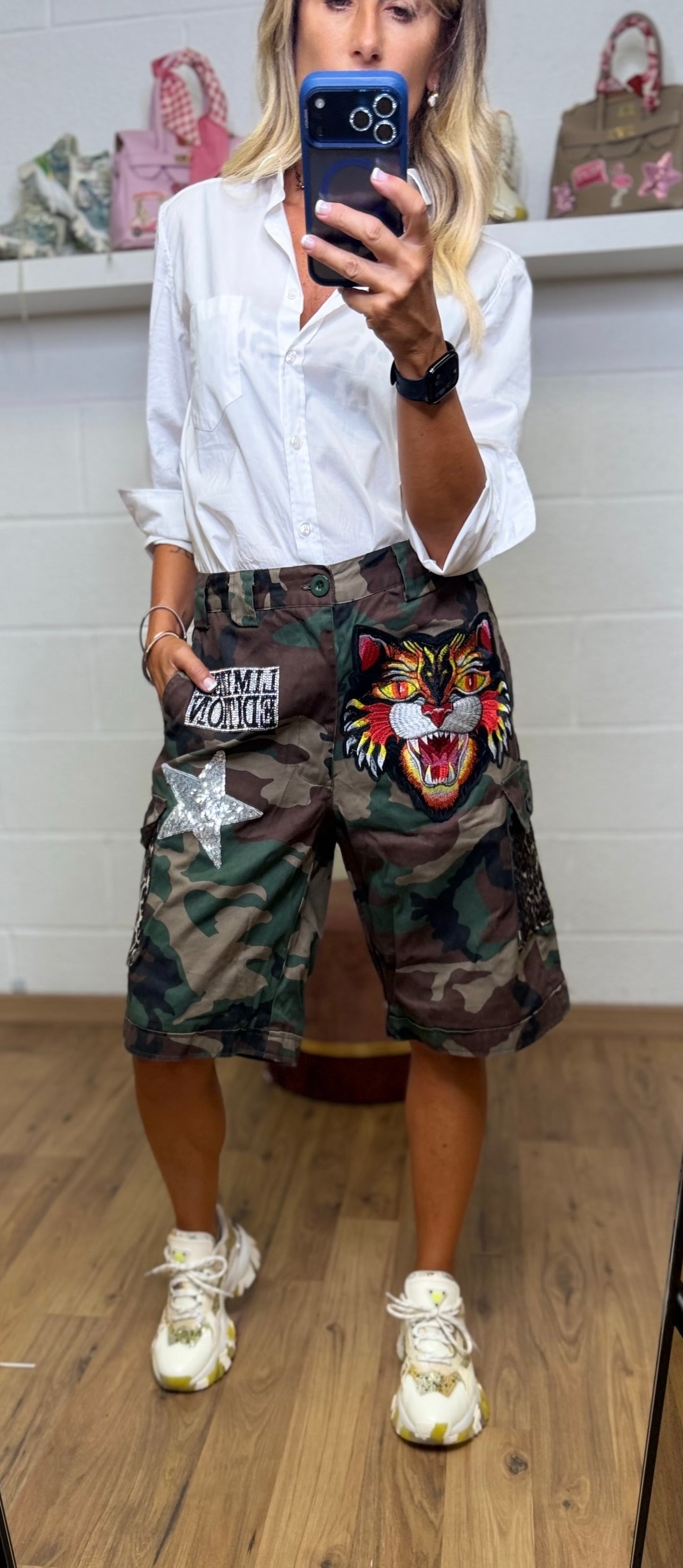 Abpink. Bermuda camouflage con patch gioiello