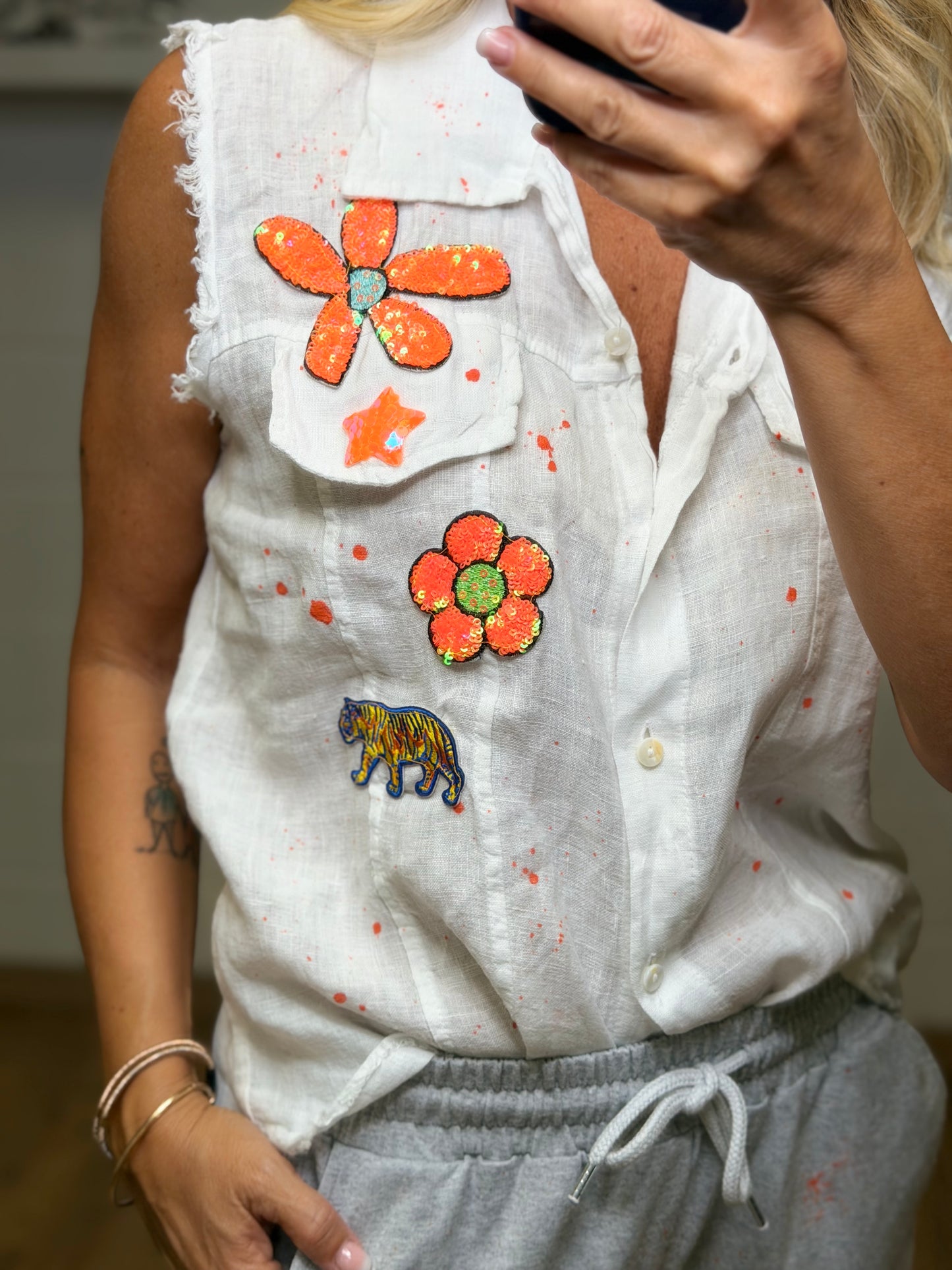 Abpink. Camicia Smanicata in Lino con Patch e Dettagli Pop