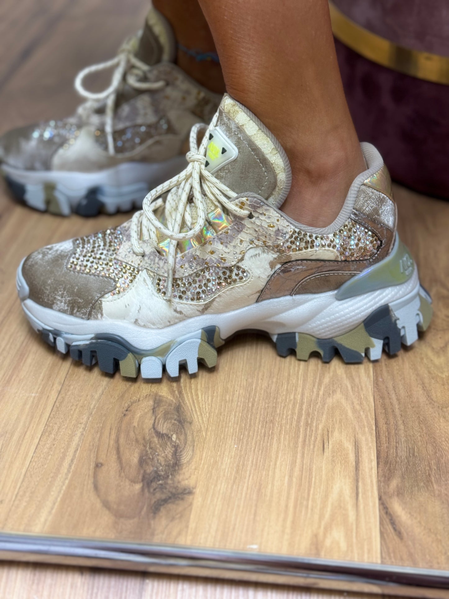 Joia Paris. Sneakers con swarosky