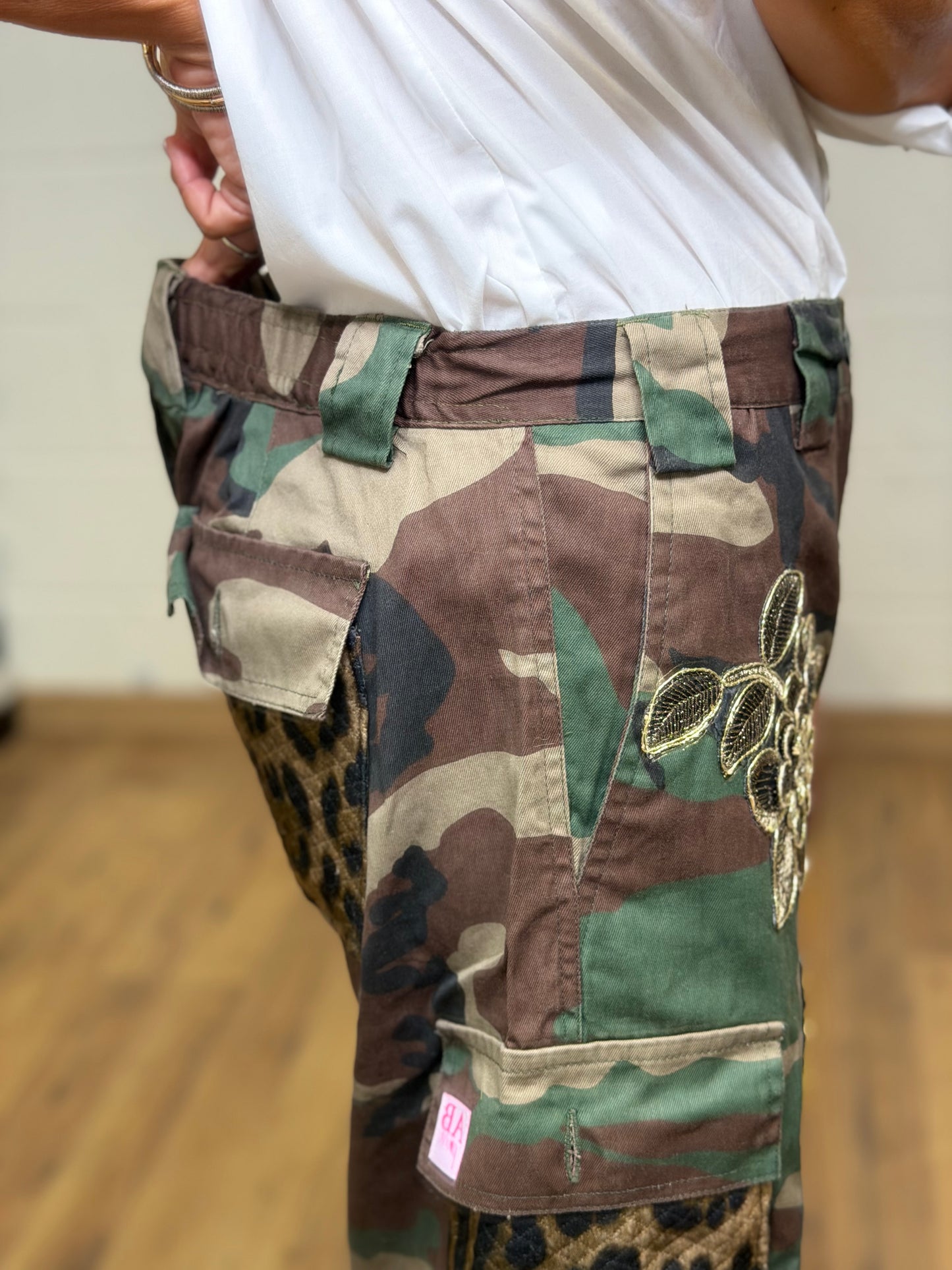 Abpink. Bermuda camouflage con patch gioiello