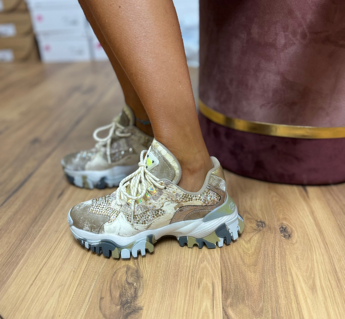 Joia Paris. Sneakers con swarosky