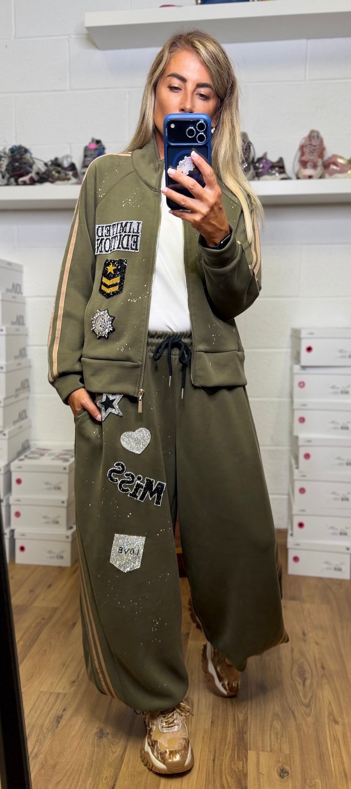 Abpink. Completo verde militare con dettagli gioiello