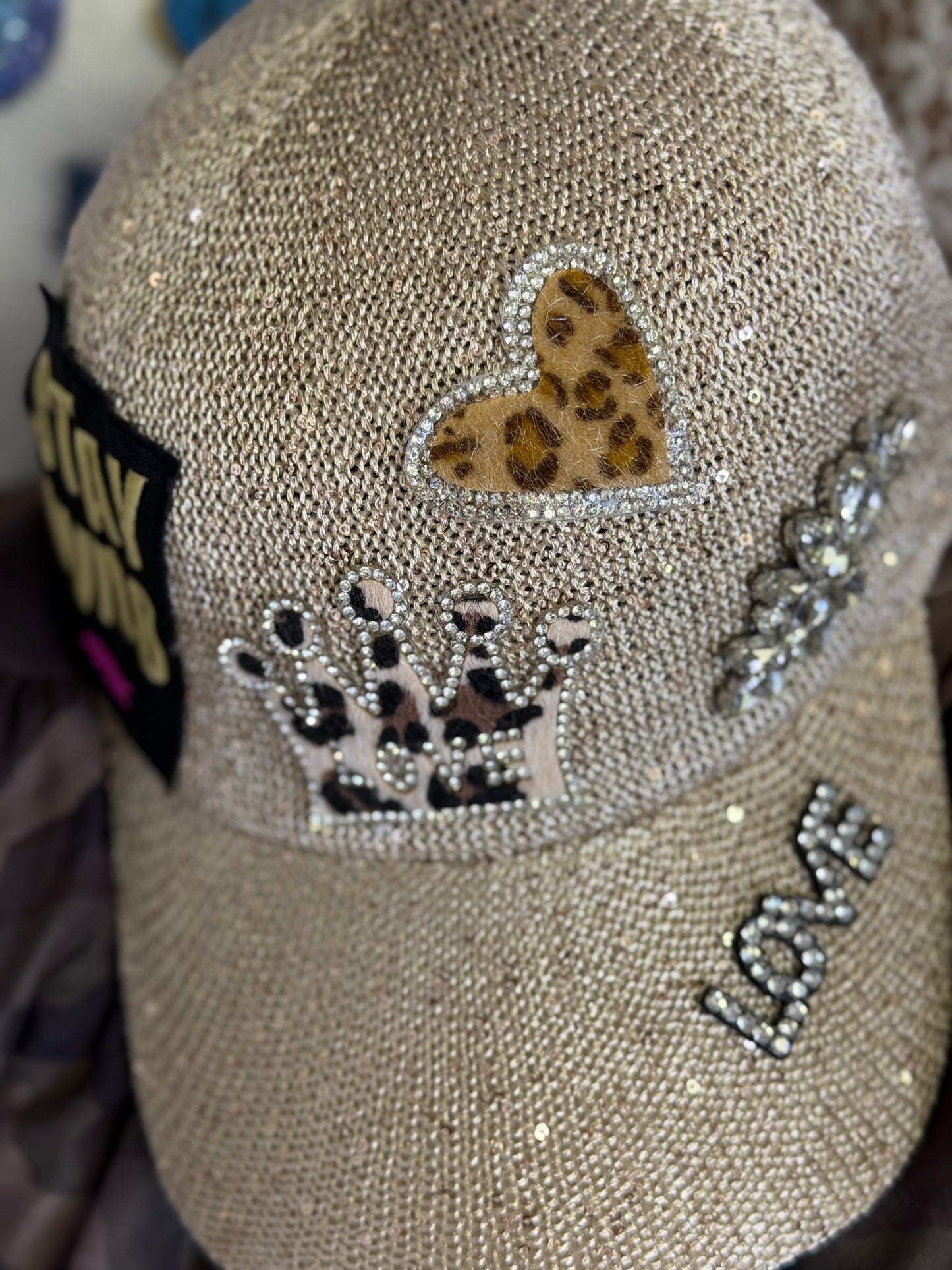 ABpink. Cappello esclusivo con applicazioni