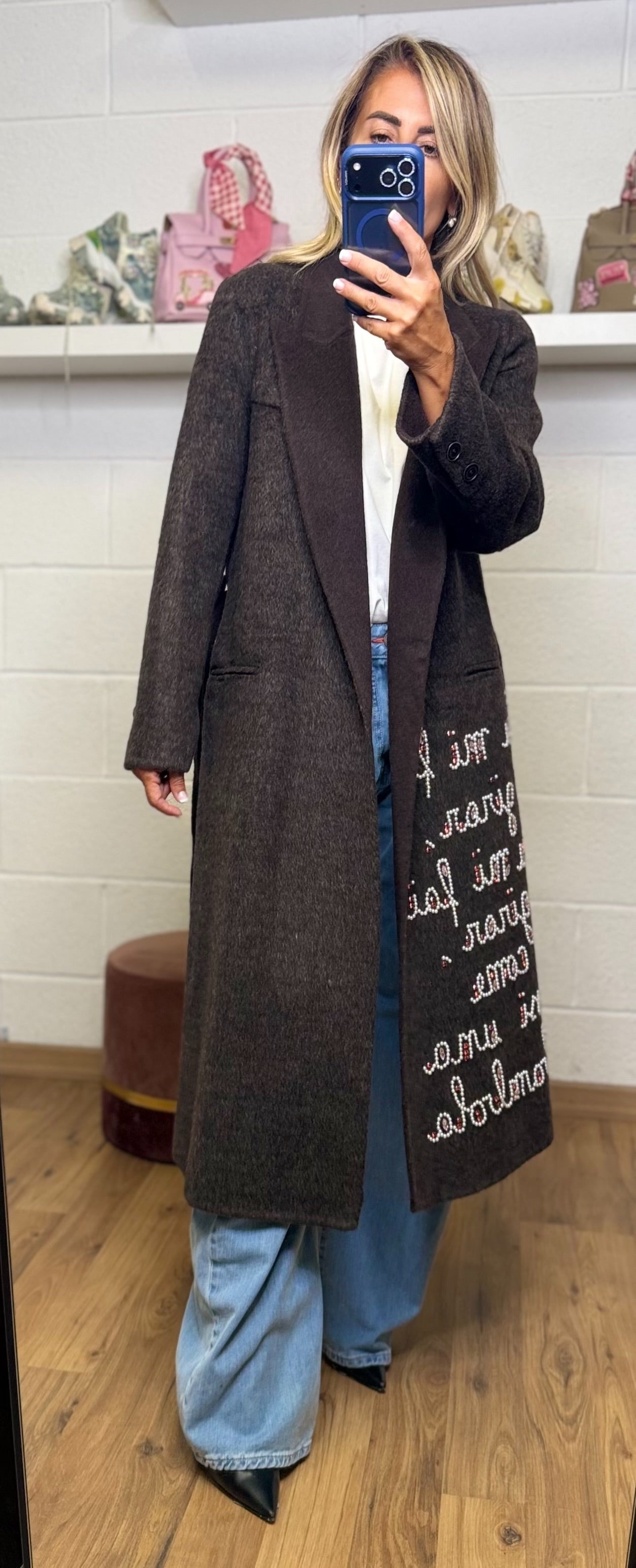 Front Street. Cappotto lungo con scritta gioiello