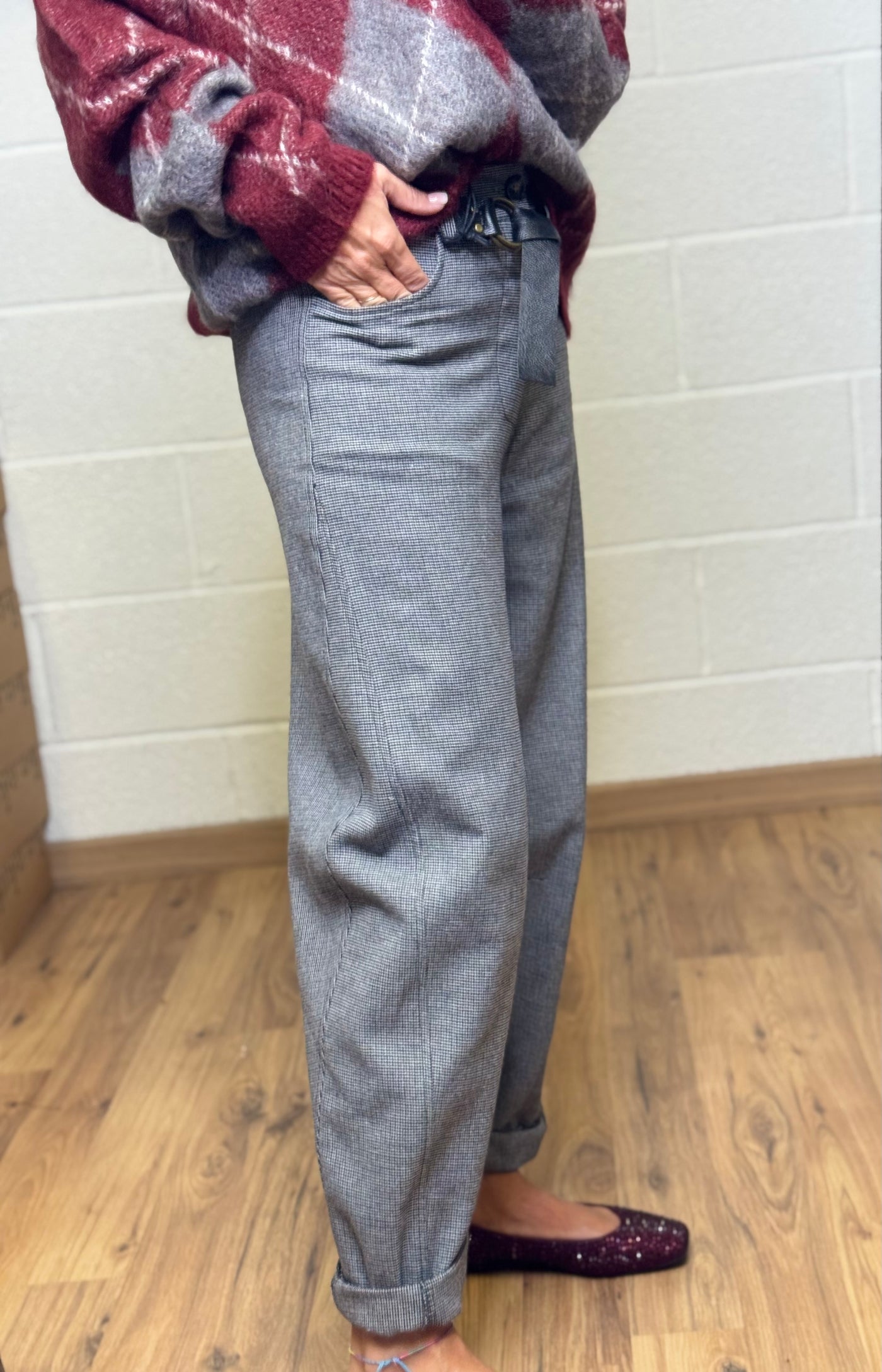 Le Streghe. Pantalone grigio-60%