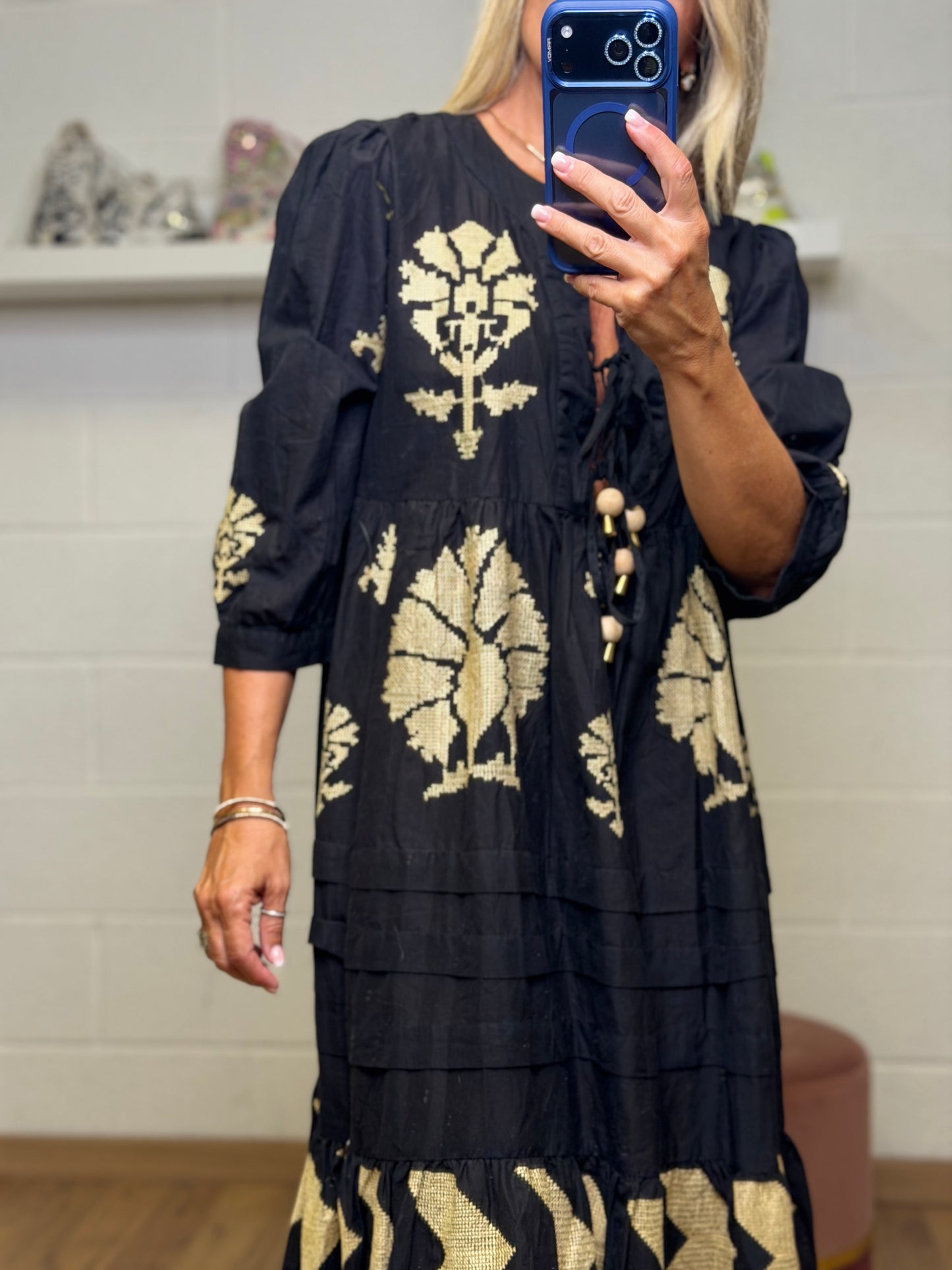 Abpink. Abito Midi Boho-Chic con Ricami Oro e Nappine – Nero