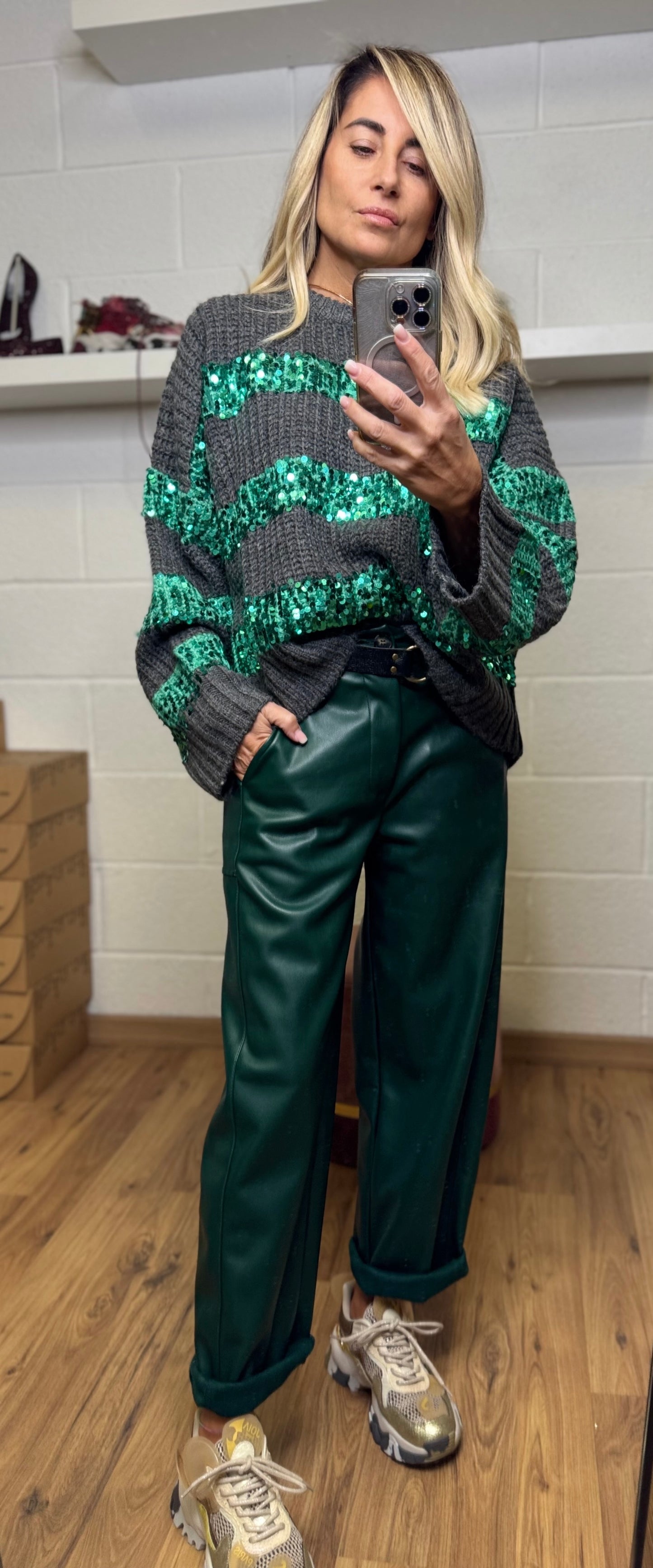 Dixie. Pull grigio con paillettes verde smeraldo
