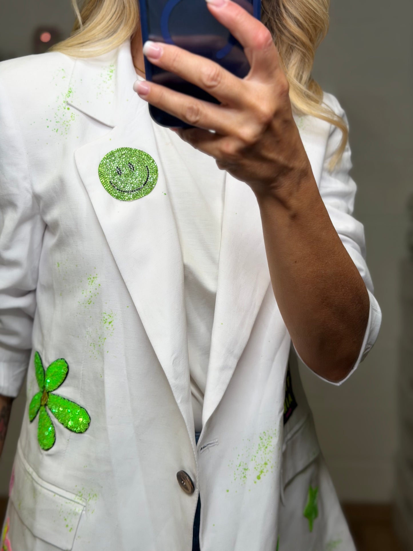 Abpink. Blazer Bianco Custom con Dettagli Fluo e Patch-50%