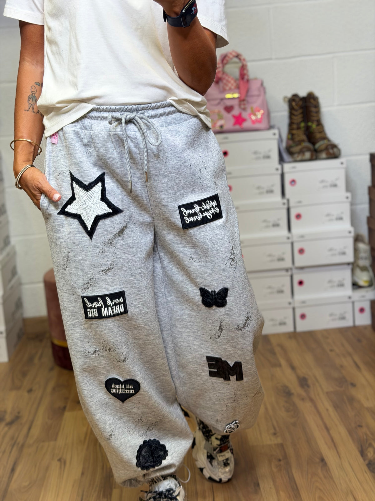 Abpink. Panta grigio con dettagli unici
