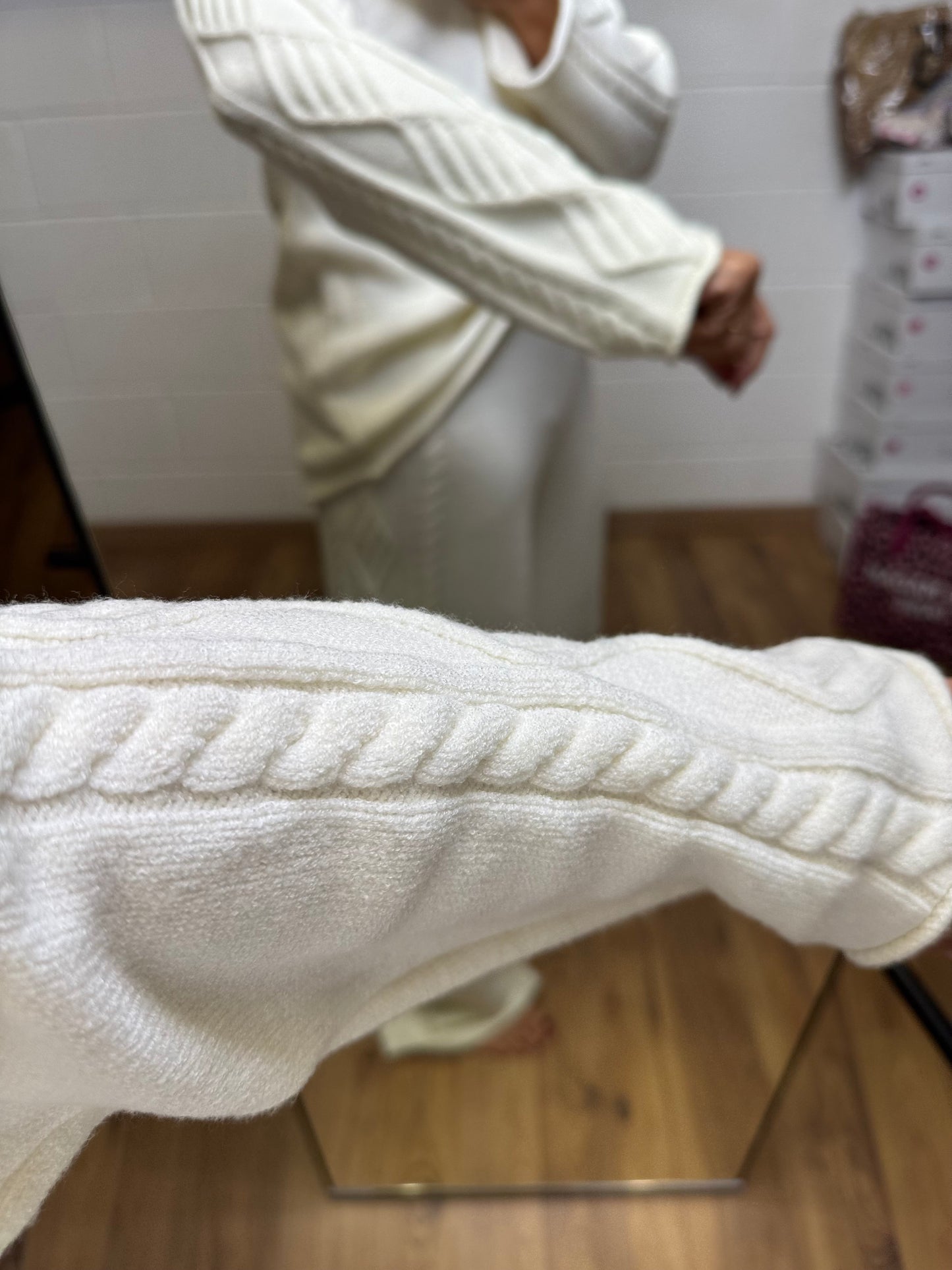 Akep. Pull bianco
